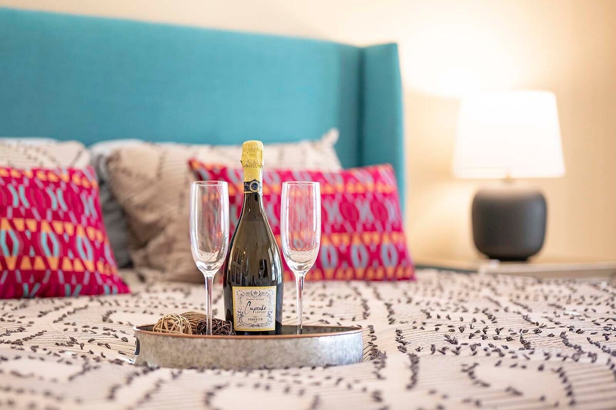 Überdachte Lanai mit Esstisch und Blick auf den Kanal.