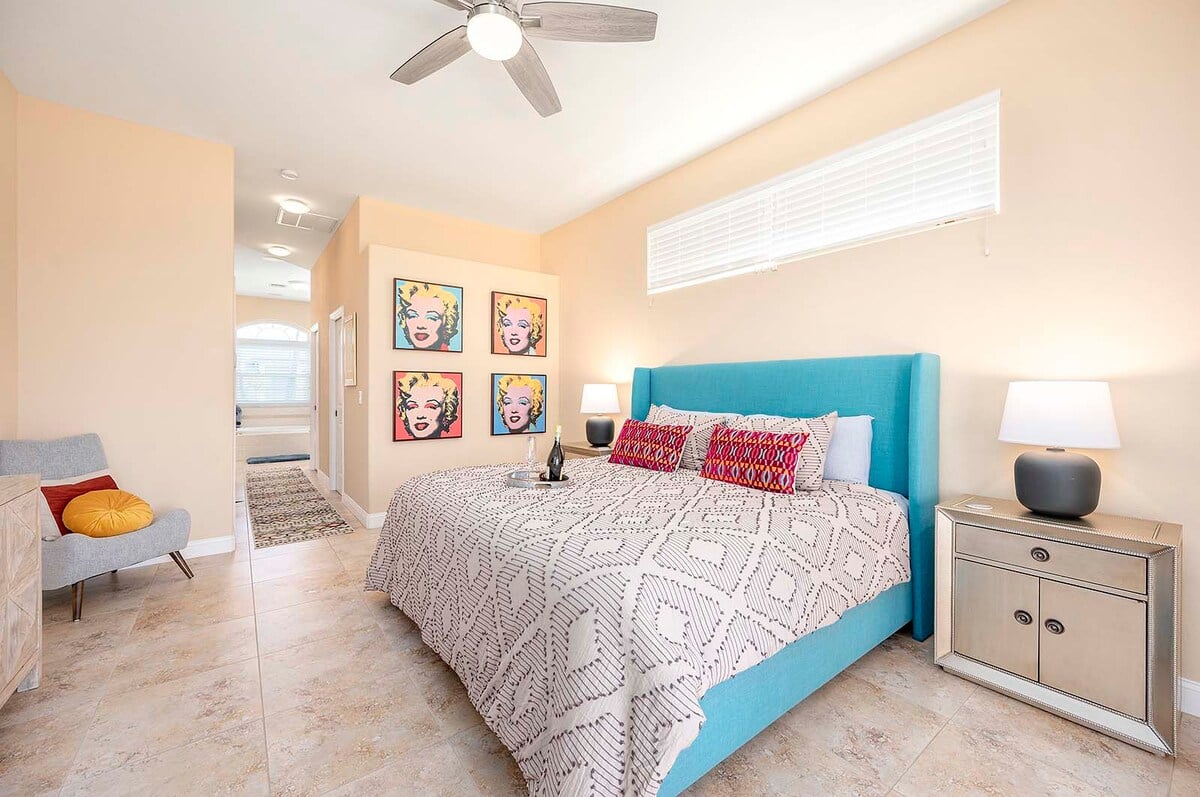 Überdachte Lanai mit Essbereich und Blick auf den Kanal.