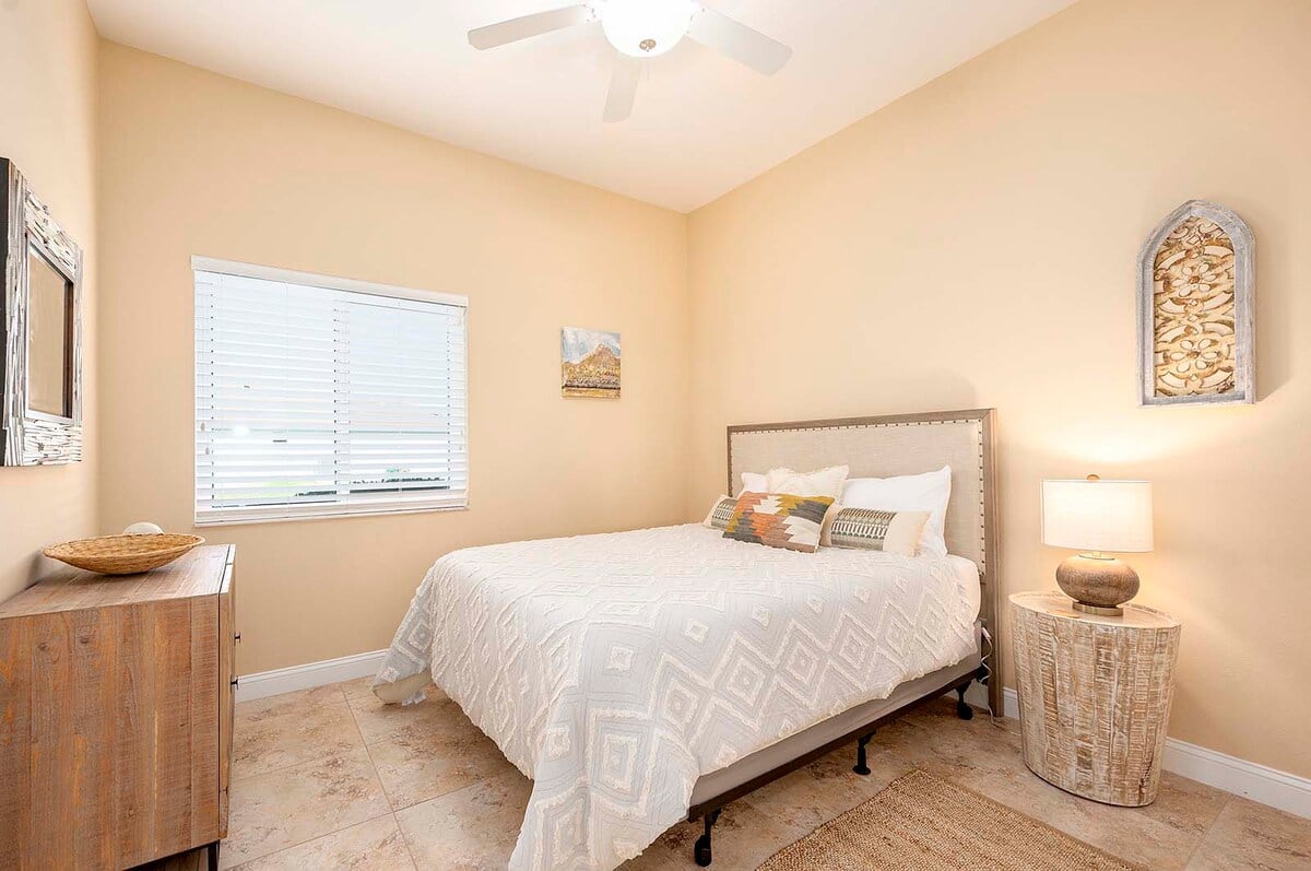 Überdachte Lanai mit Essbereich und Blick auf den Kanal.