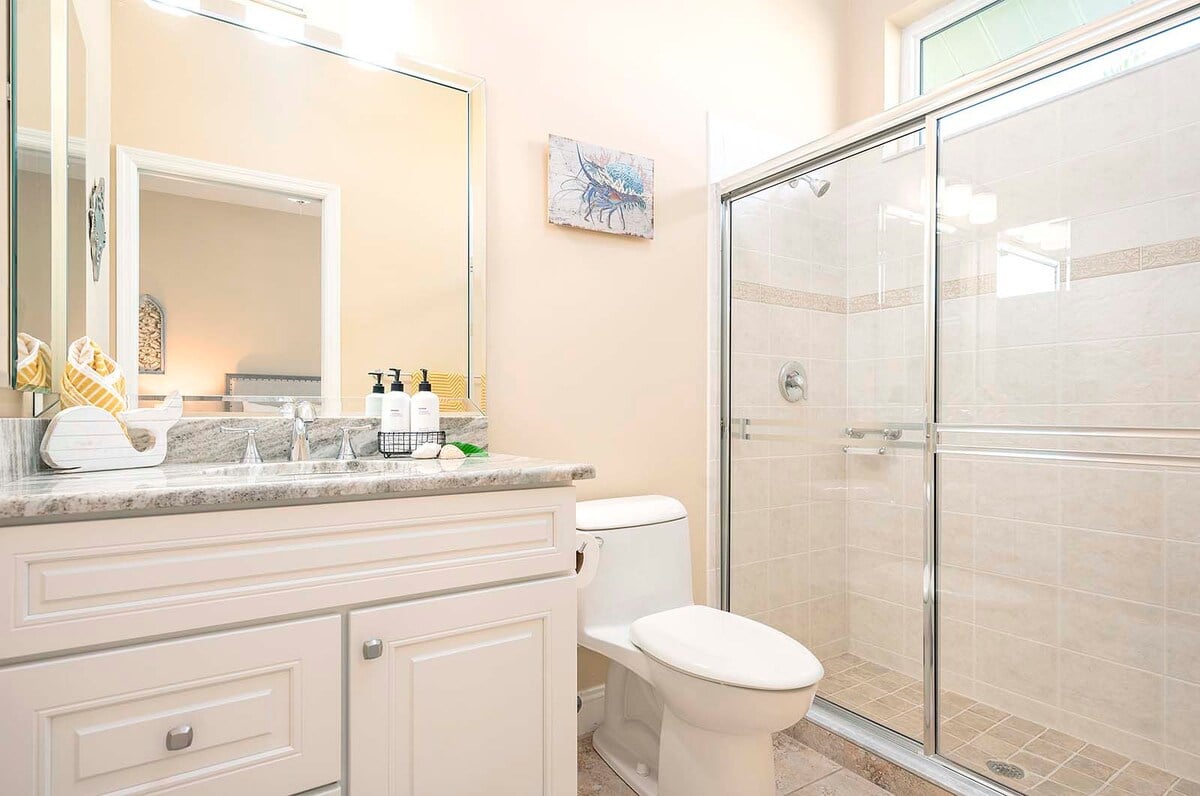 Überdachte Lanai mit Essbereich und Blick auf den Kanal.