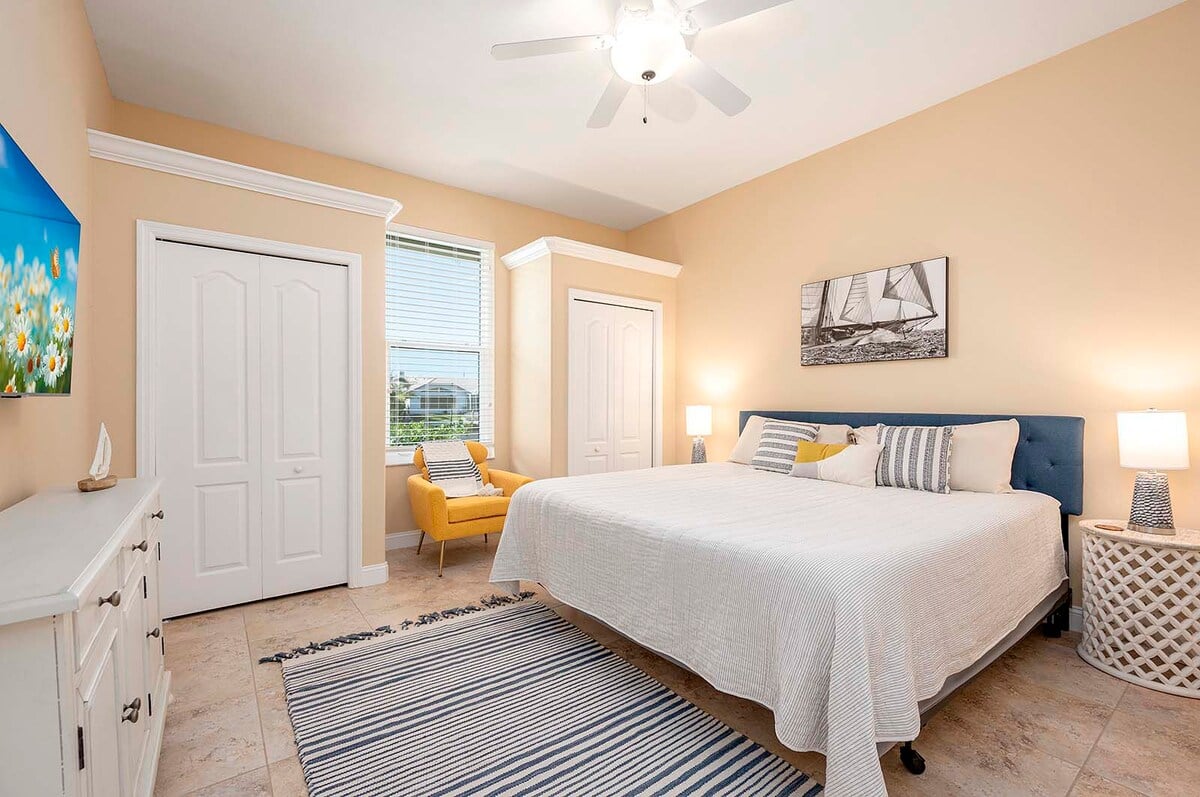 Überdachte Lanai mit Esstisch und Blick auf den Kanal.