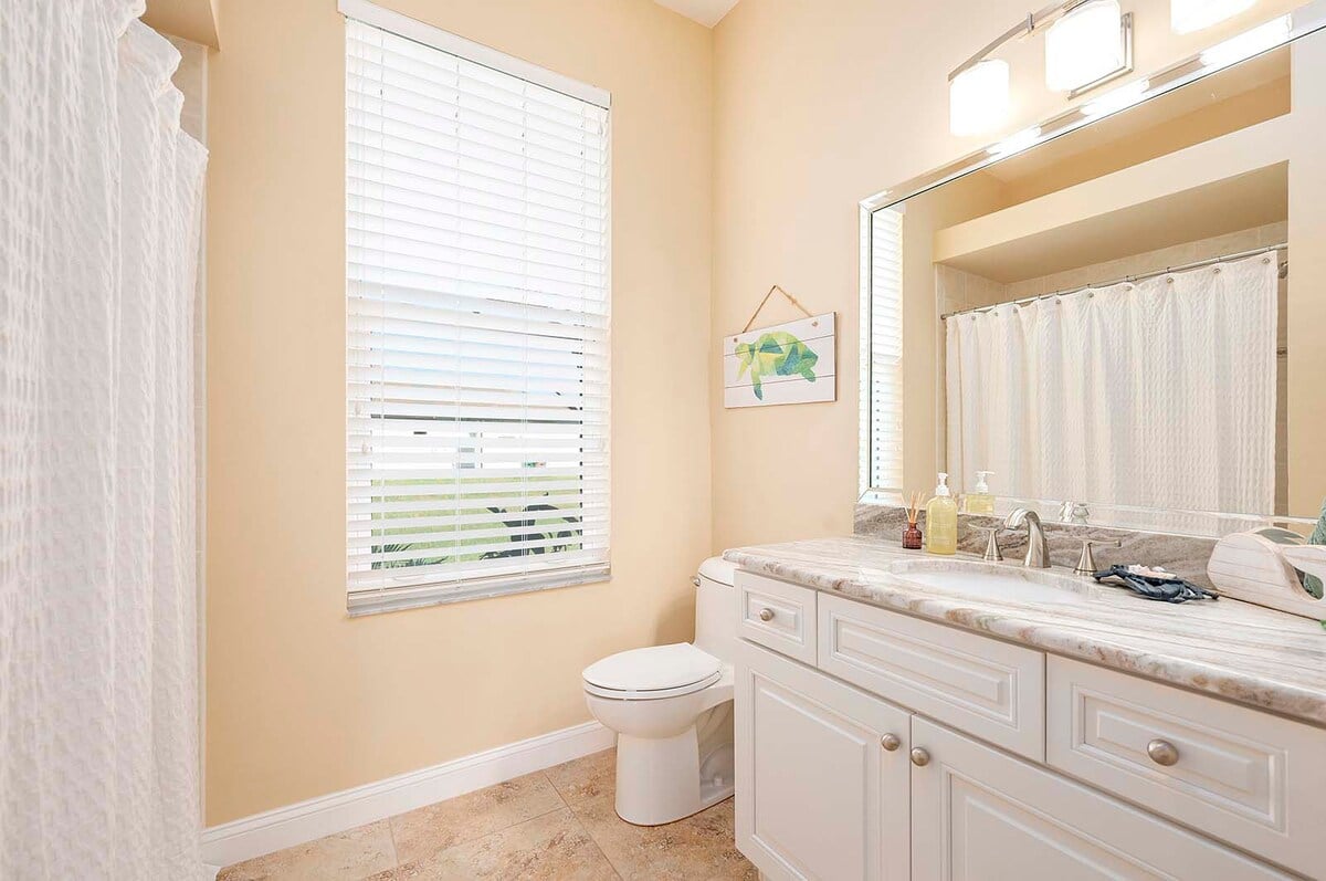 Überdachte Lanai mit Esstisch und Blick auf den Kanal.