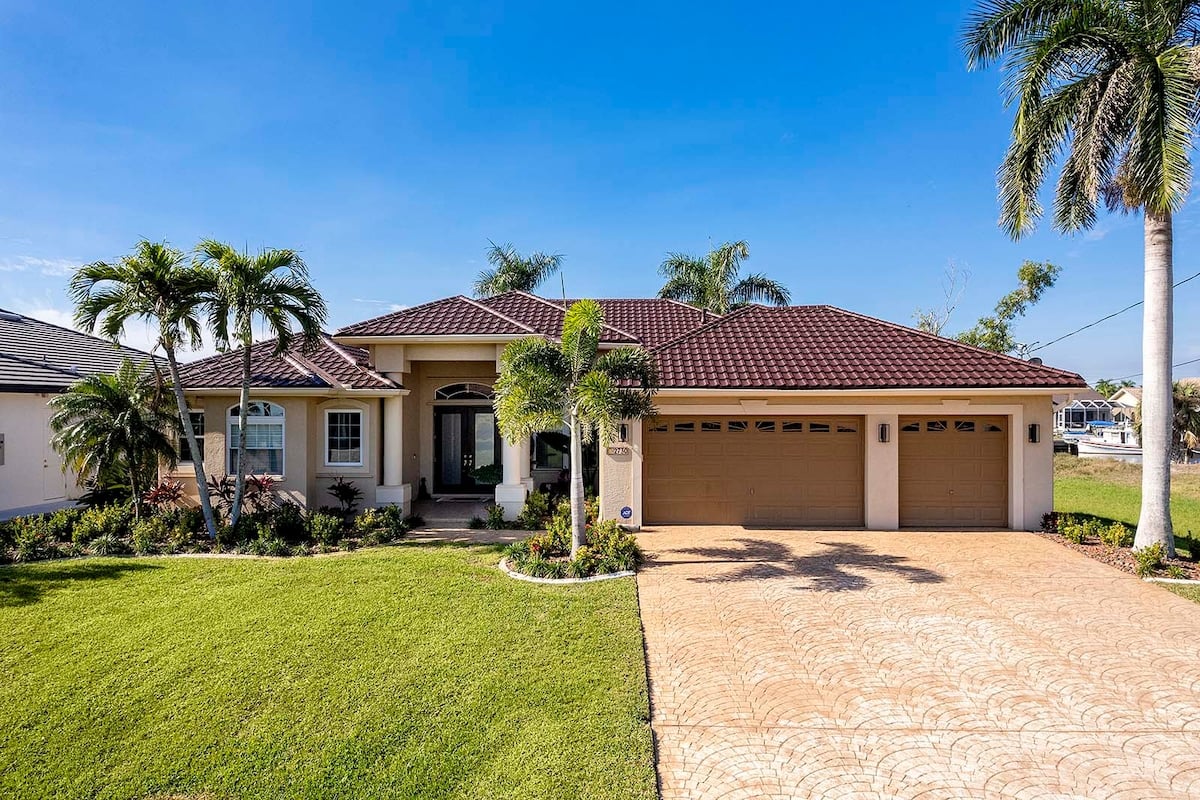 Überdachte Terrasse am Kanal mit Sitzbereich und Blick aufs Wasser.