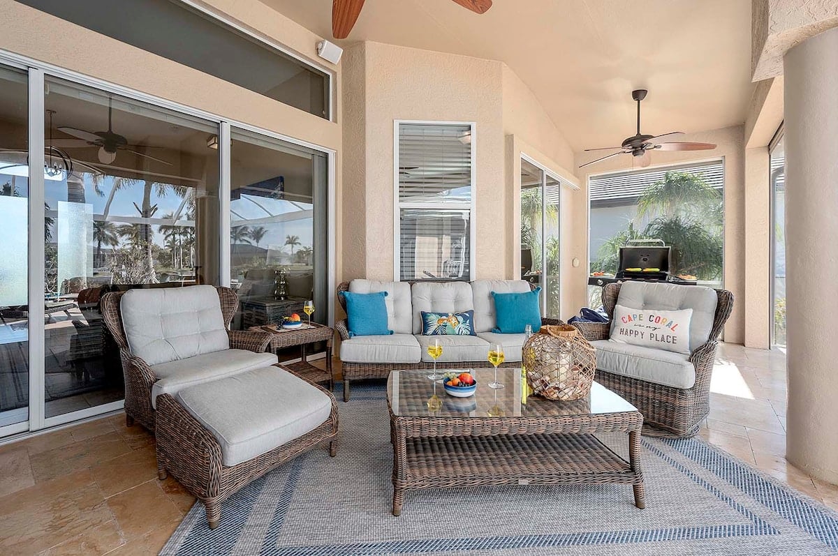 Überdachte Lanai mit Essbereich und Blick auf den Kanal.