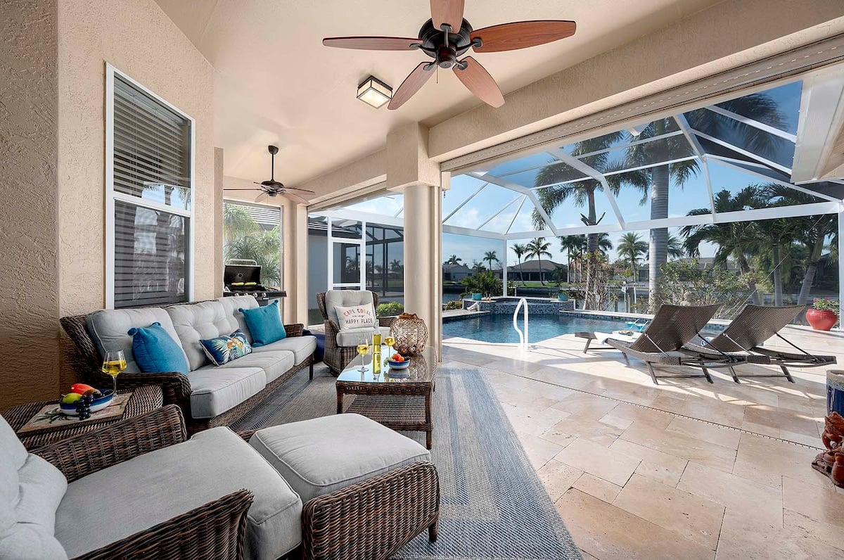 Überdachte Lanai mit Essplatz und Blick auf den Kanal.