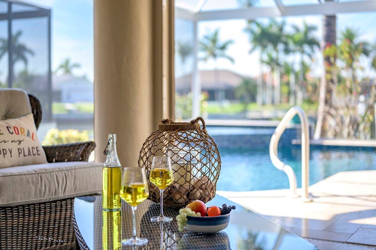 Überdachte Lanai mit Essbereich und Blick auf den Kanal.