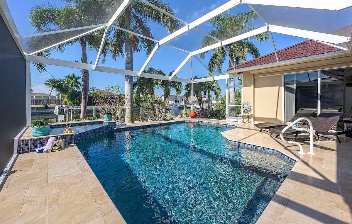 Überdachte Lanai mit Essbereich und Blick auf den Kanal.