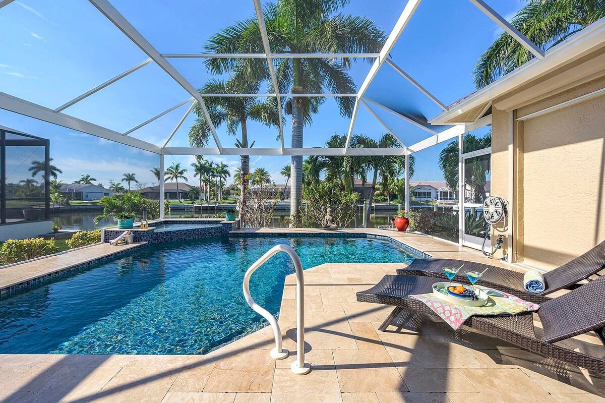 Überdachte Lanai mit Essbereich und Blick auf den Kanal.