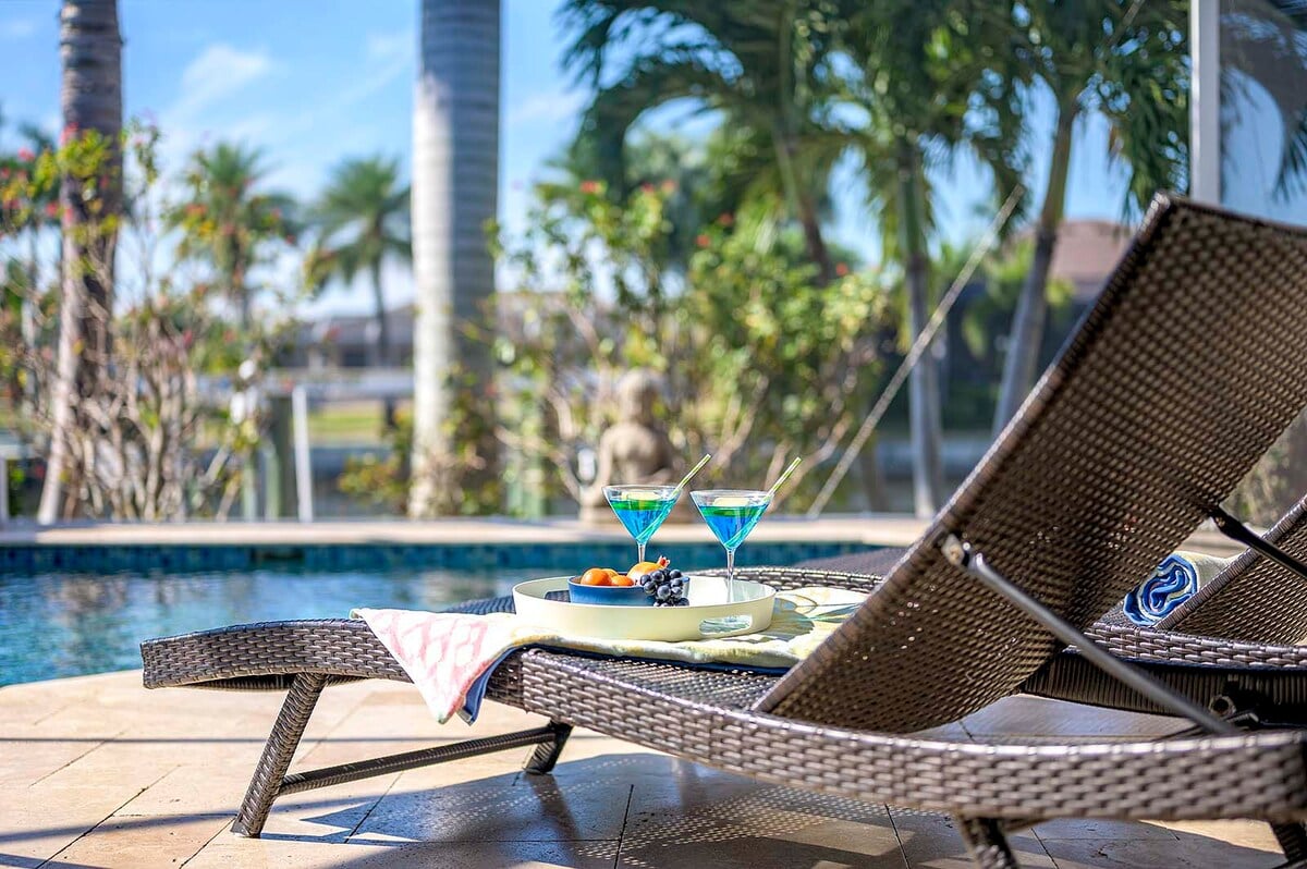 Überdachte Lanai mit Essbereich und Blick auf den Kanal.