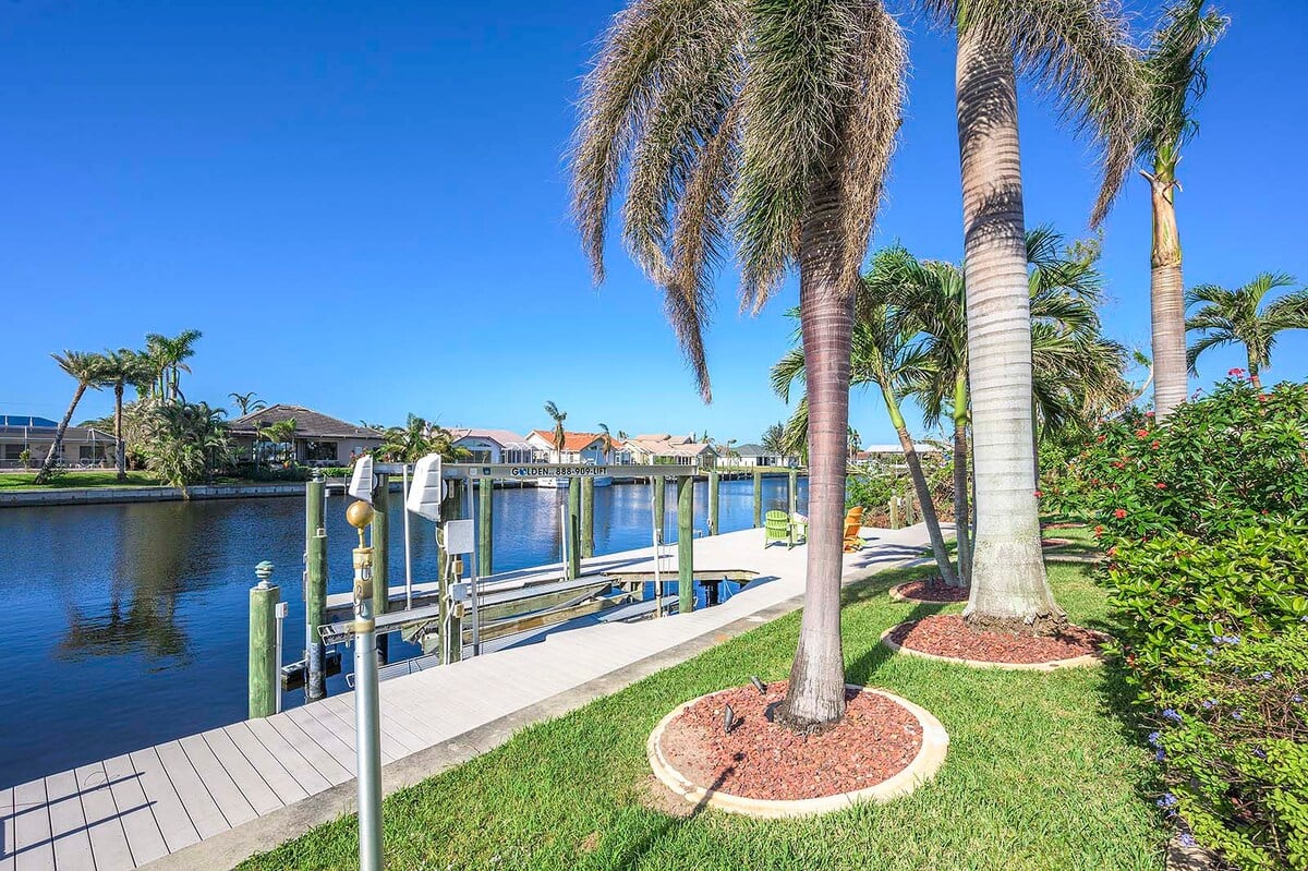 Überdachte Lanai mit Essbereich und Blick auf den Kanal.
