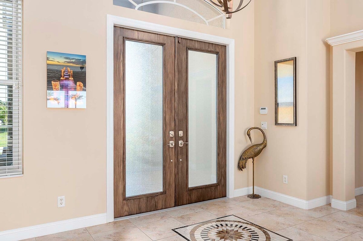 Überdachte Lanai mit Essbereich und Blick auf den Kanal.