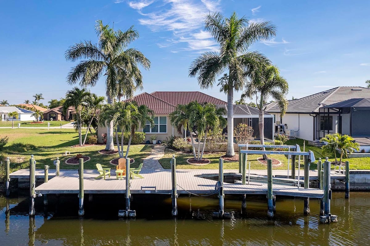 Überdachte Lanai mit Essbereich und Blick auf den Kanal