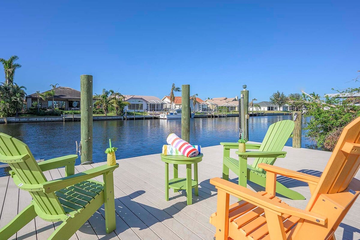 Überdachte Lanai mit Essbereich und Blick auf den Kanal.