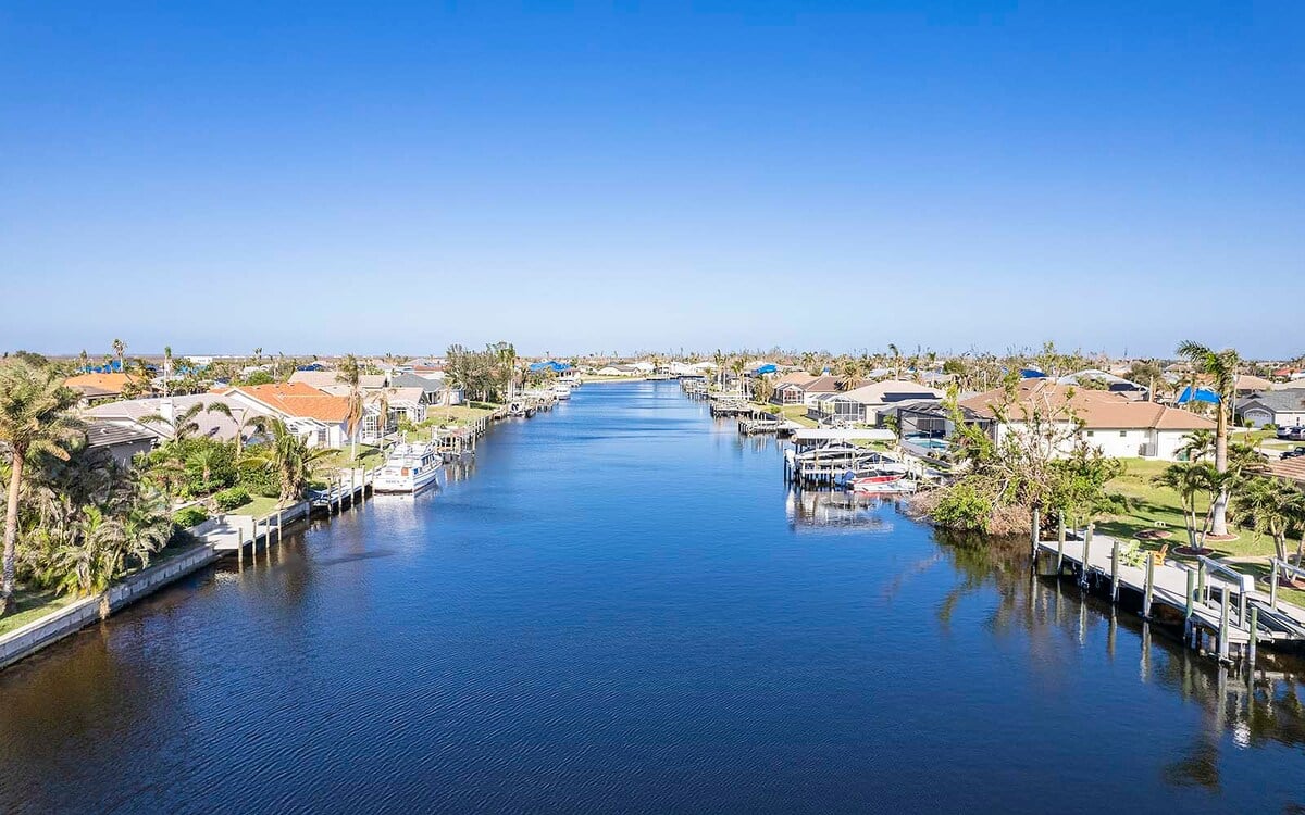 Überdachte Lanai mit Essbereich und Blick auf den Kanal.