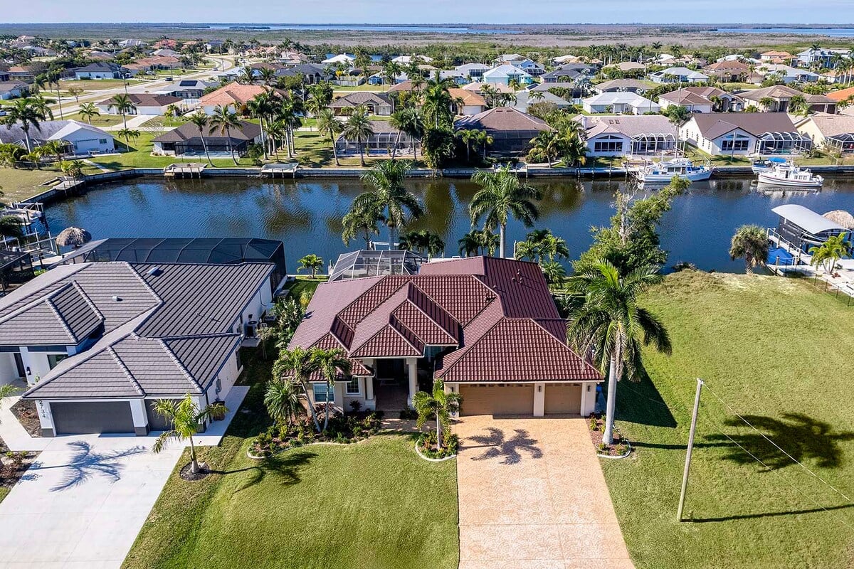 Überdachte Lanai mit Essbereich und Blick auf den Kanal.