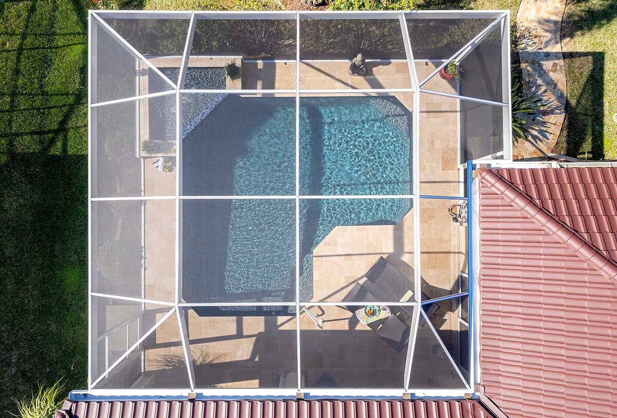 Überdachte Lanai mit Essbereich und Blick auf den Kanal.