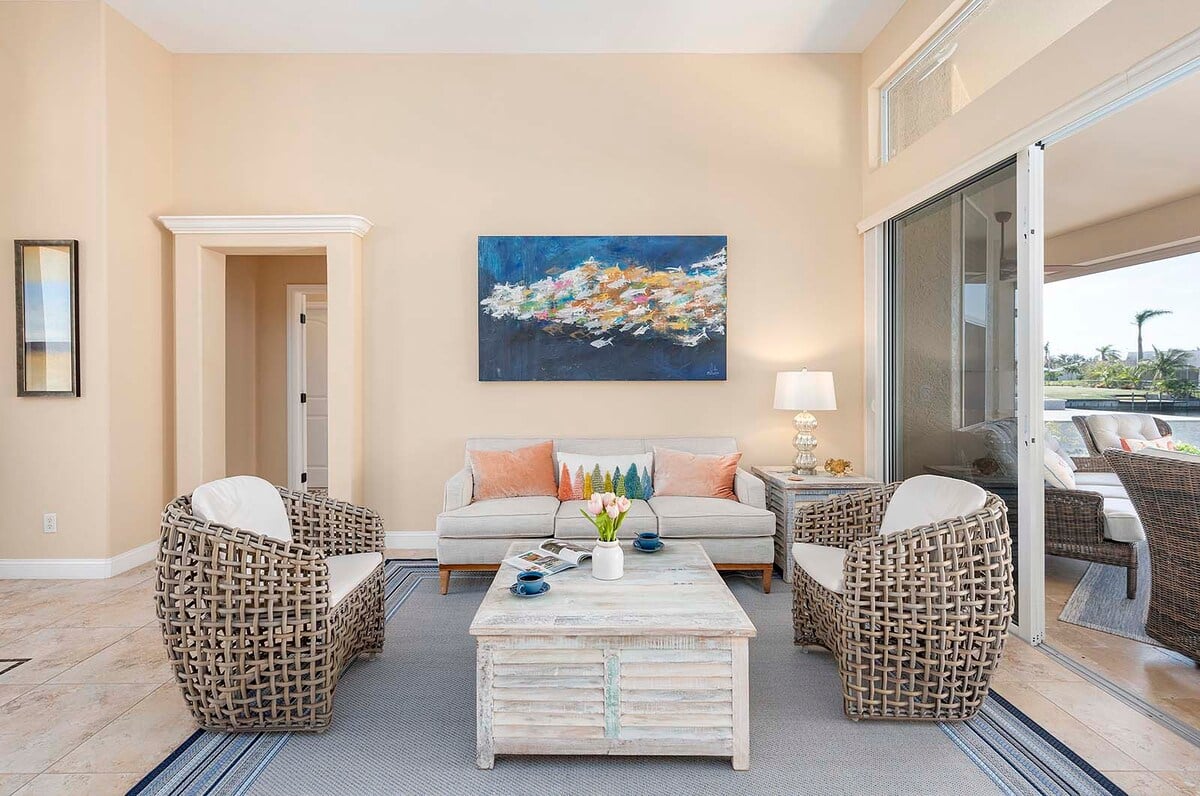 Überdachte Lanai mit Essbereich und Blick auf den Kanal.