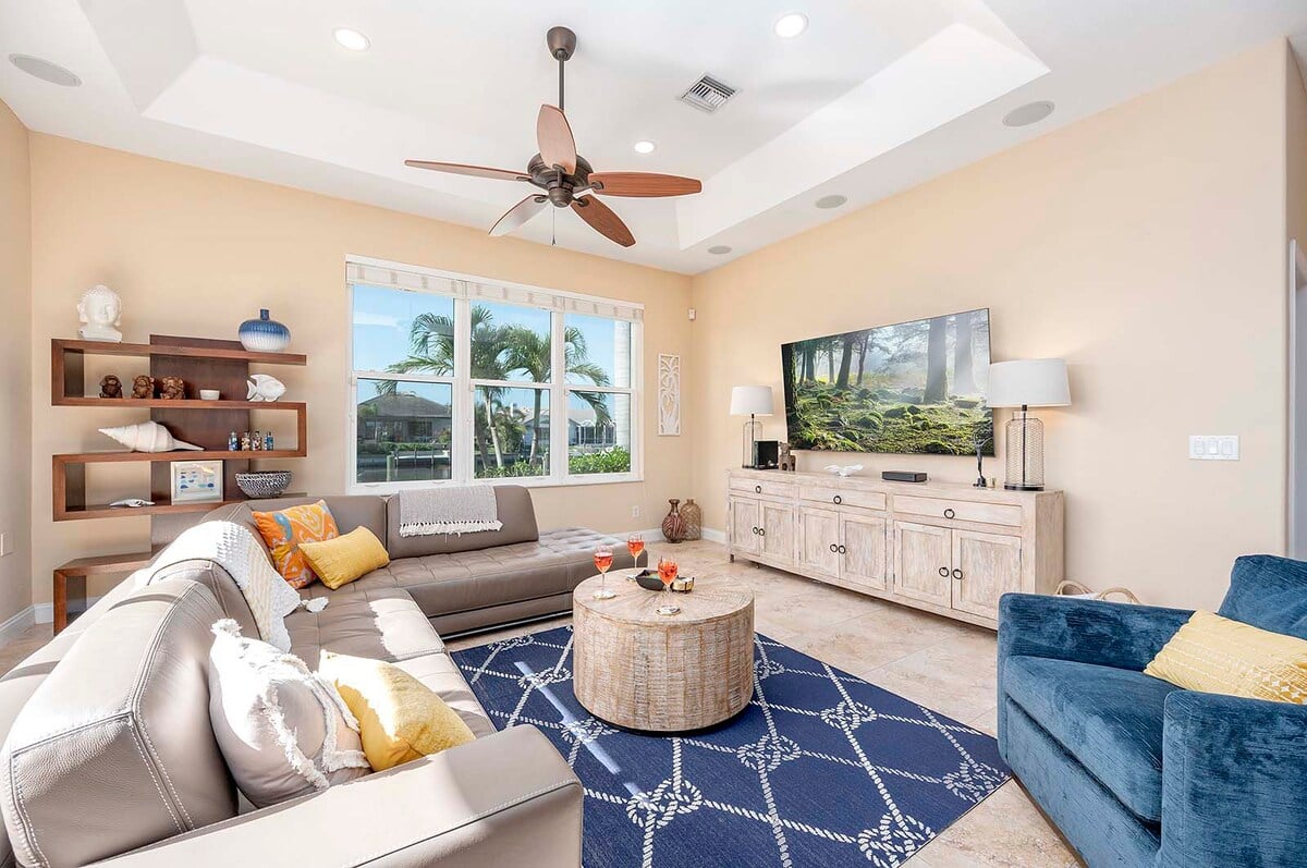 Überdachte Lanai mit Esstisch und Blick auf den Kanal.