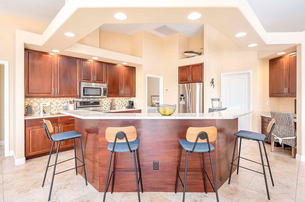 Überdachte Lanai mit Esstisch und Blick auf den Kanal.