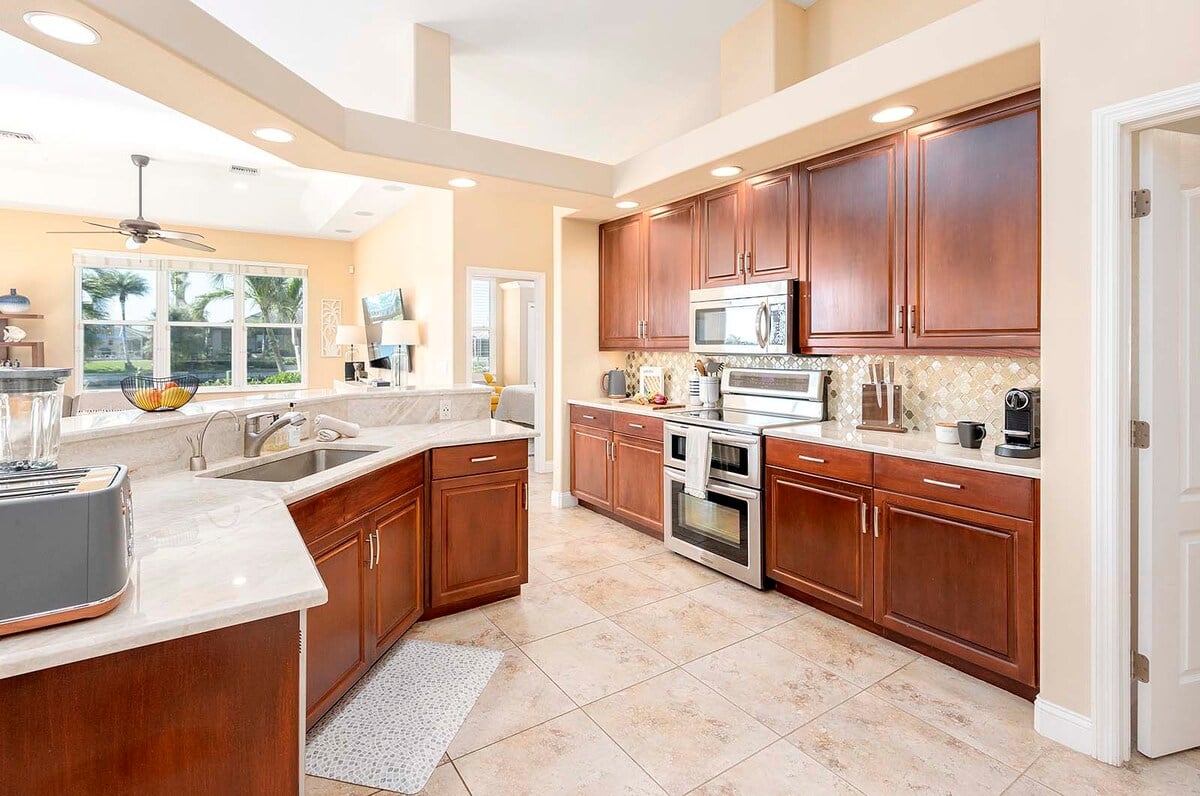 Überdachte Lanai mit Außenessbereich und Blick auf den Kanal.