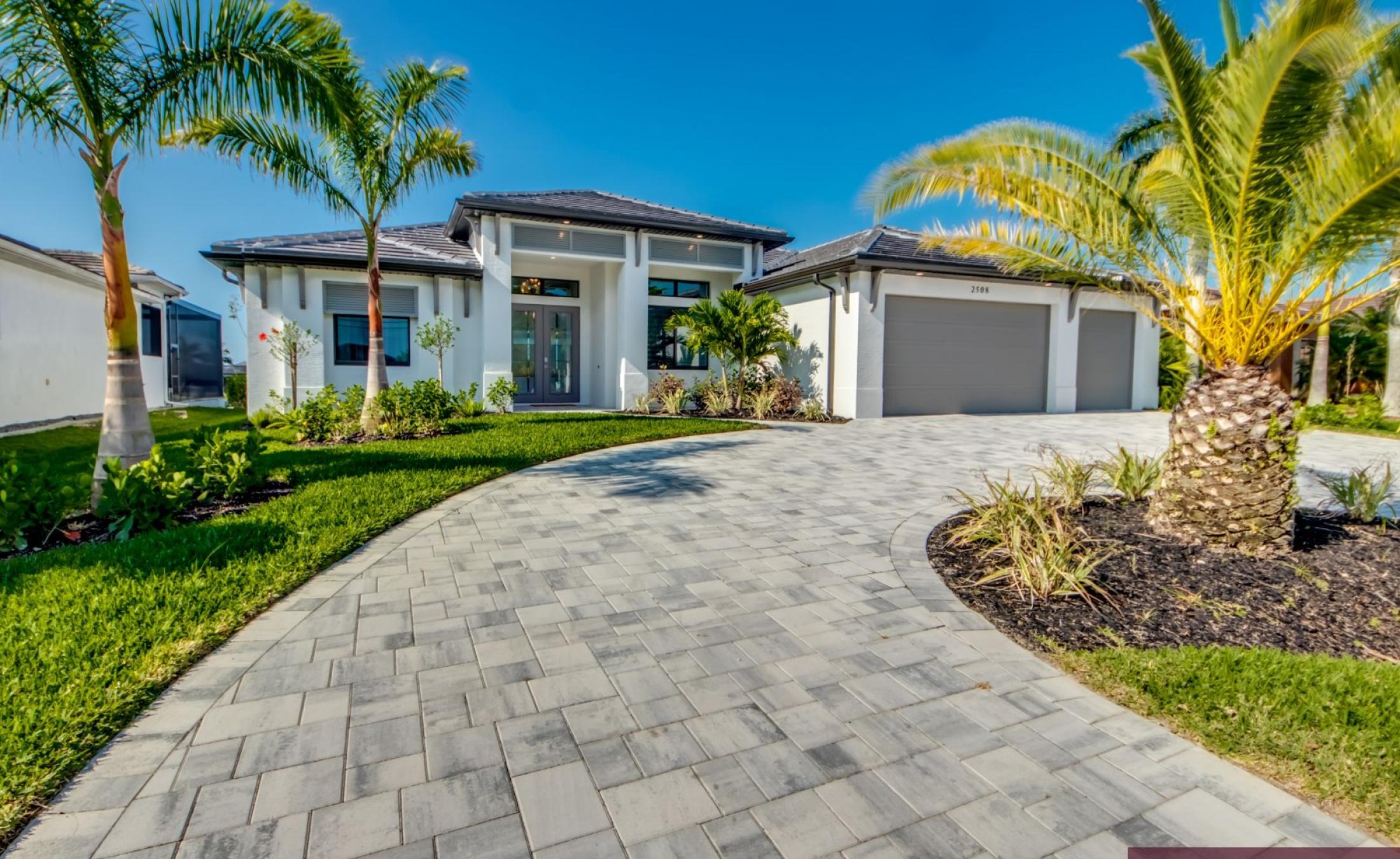 Südseitiger Pool- und Spa-Bereich am Kanal mit Bootsdock und Bootslift.