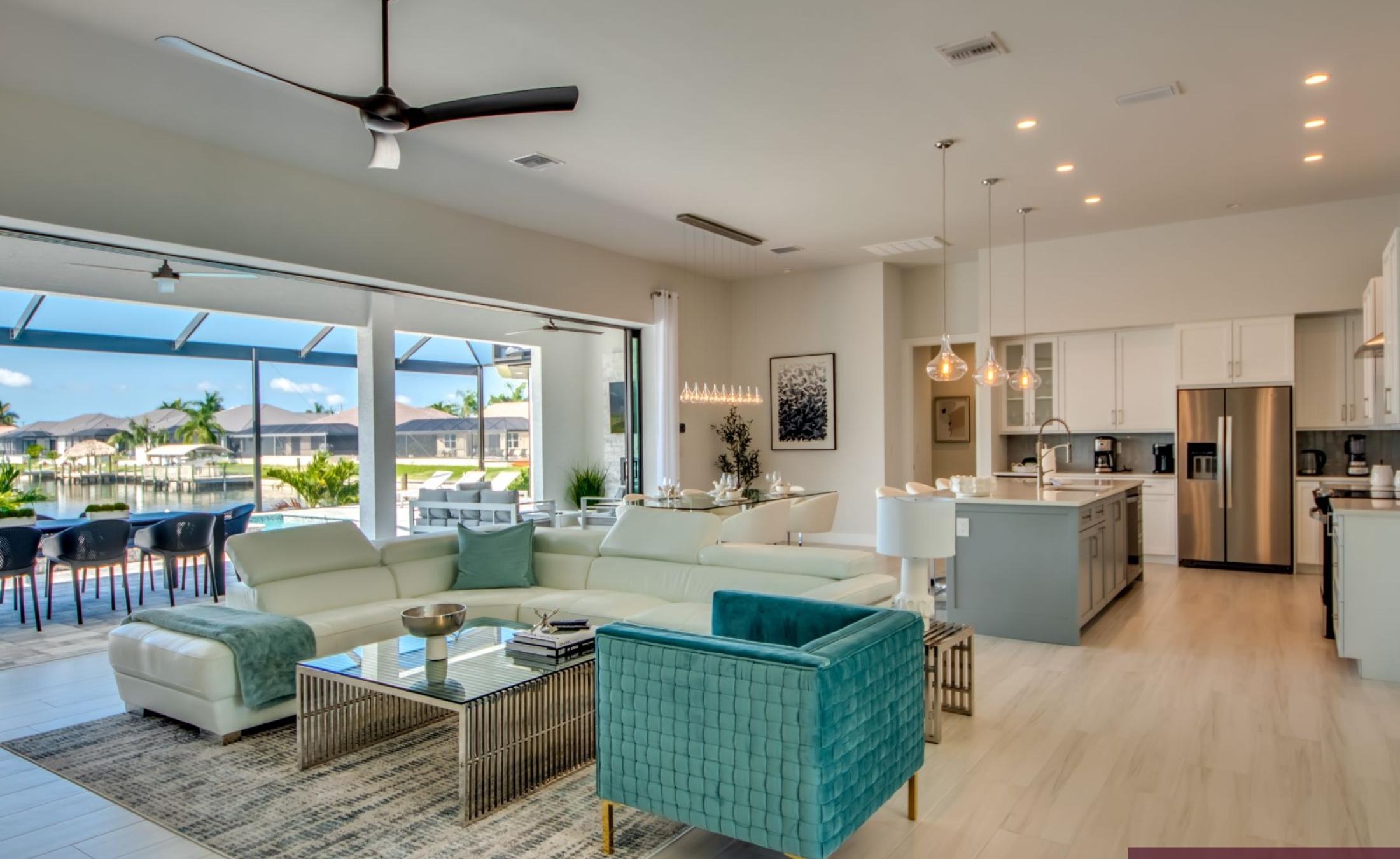 Beheizbarer Pool und Spa auf der Terrasse mit Blick auf den Kanal.