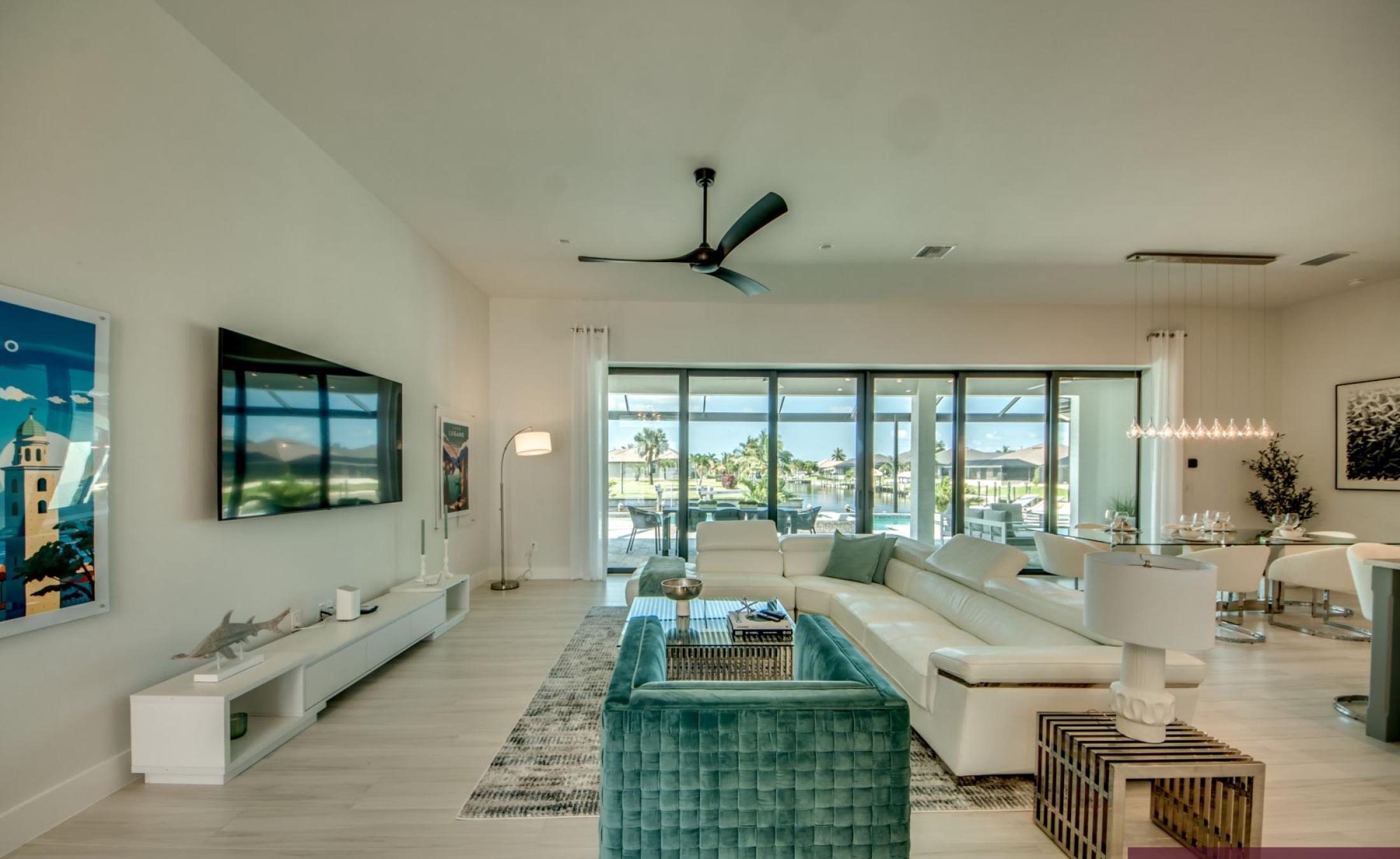 Südseitiger Pool- und Spa-Bereich am Kanal mit Bootsdock und Bootslift.