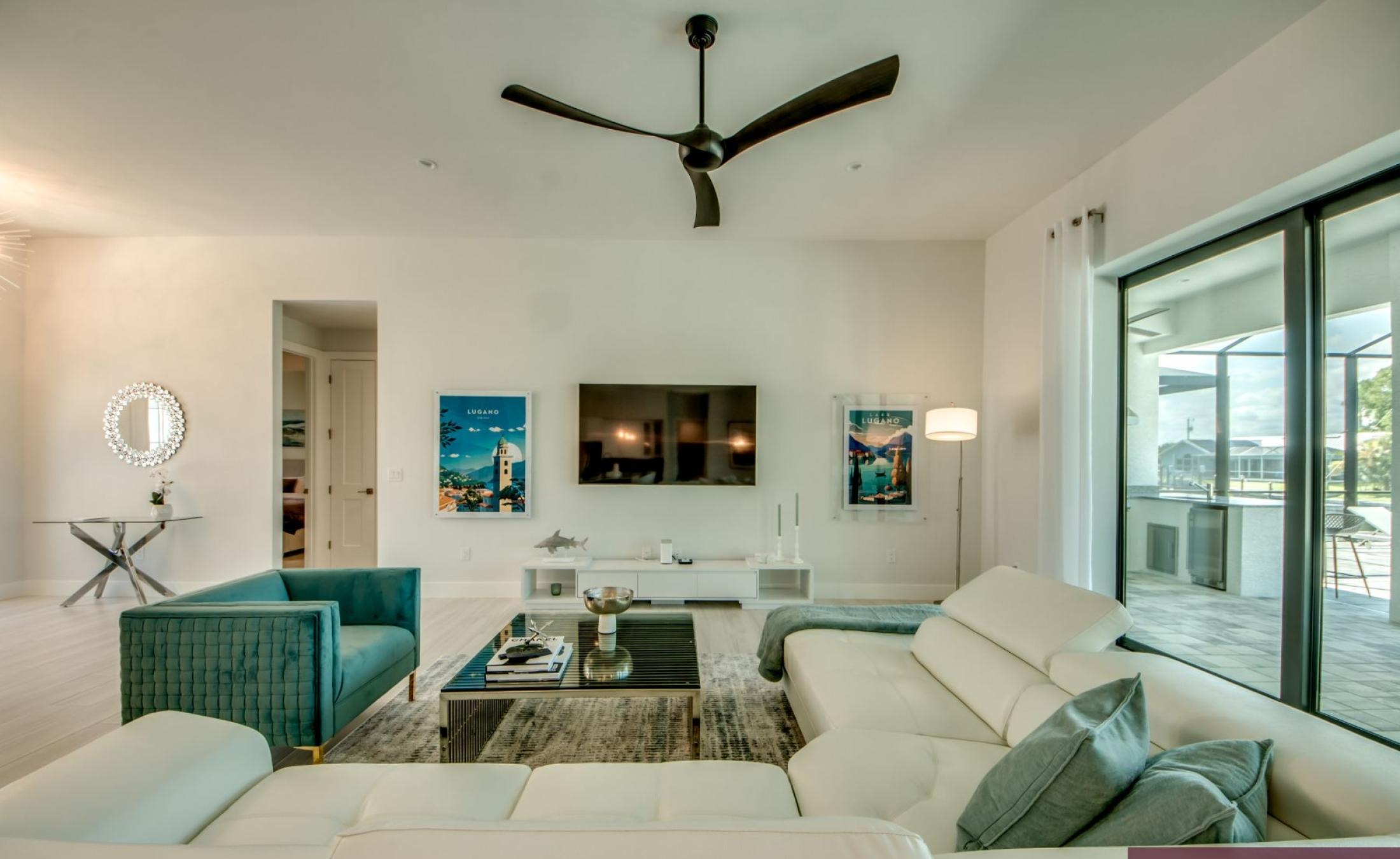 Beheizbarer Pool und Spa auf der sonnigen Terrasse am Kanal mit Bootsdock und Bootslift.