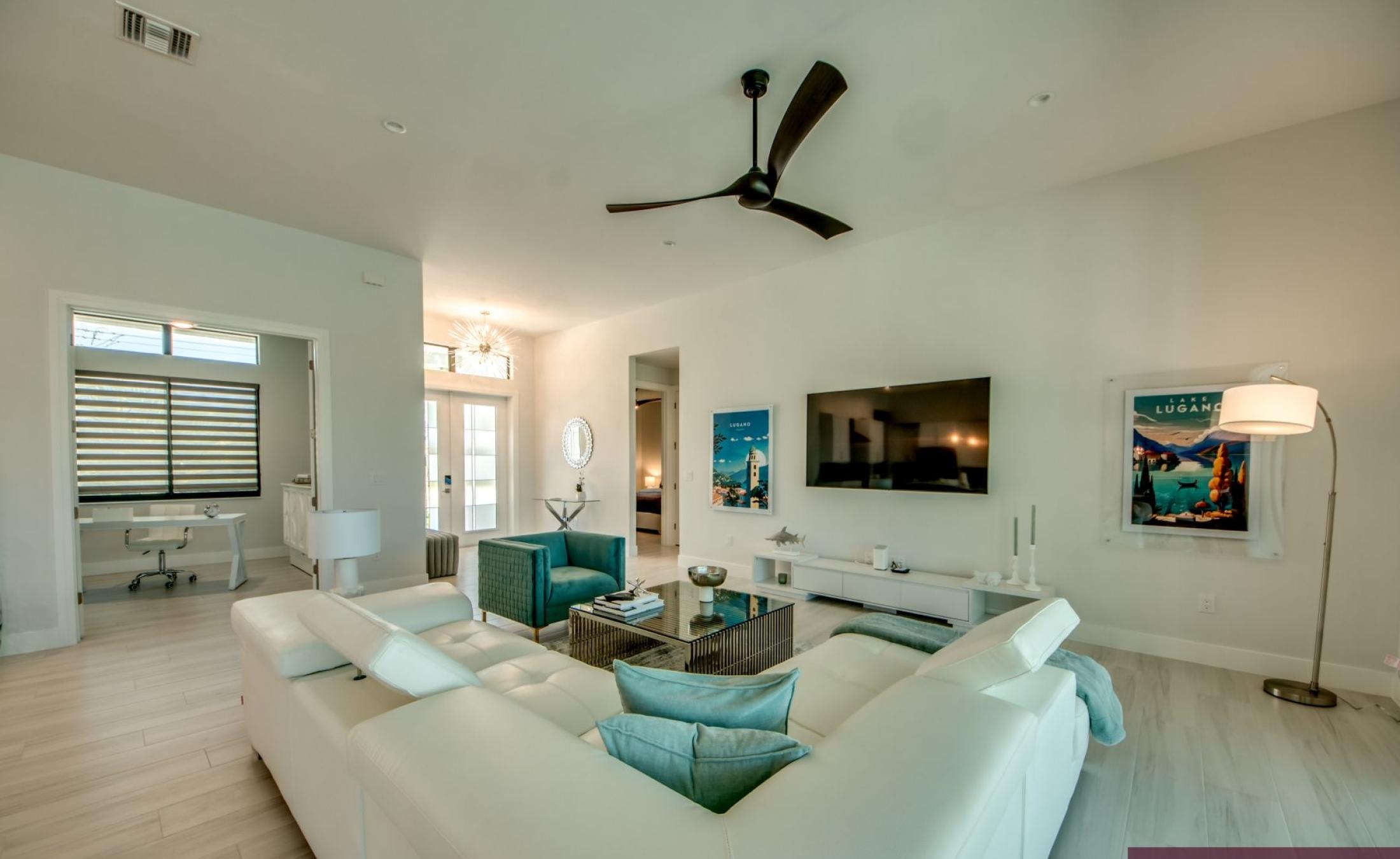 Beheizbarer Pool und Spa auf der Terrasse am Kanal mit Bootsdock und Bootslift.