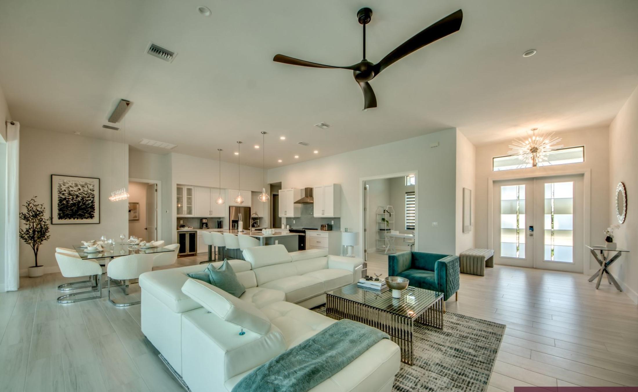 Beheizbarer Pool und Spa auf der Terrasse am Kanal mit Bootsdock und Bootslift.