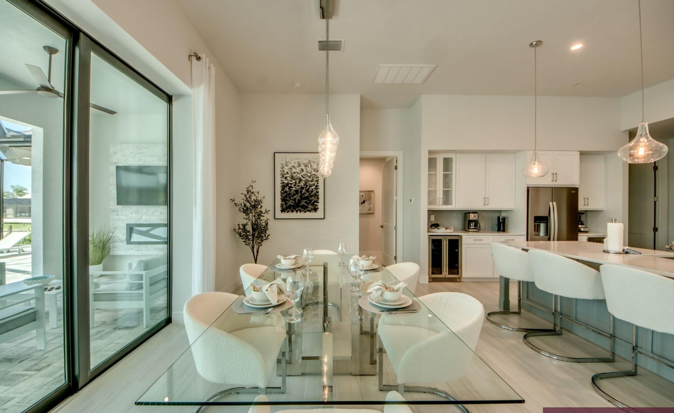 Elektrisch beheizbarer Pool und Spa im Außenbereich am Kanal.