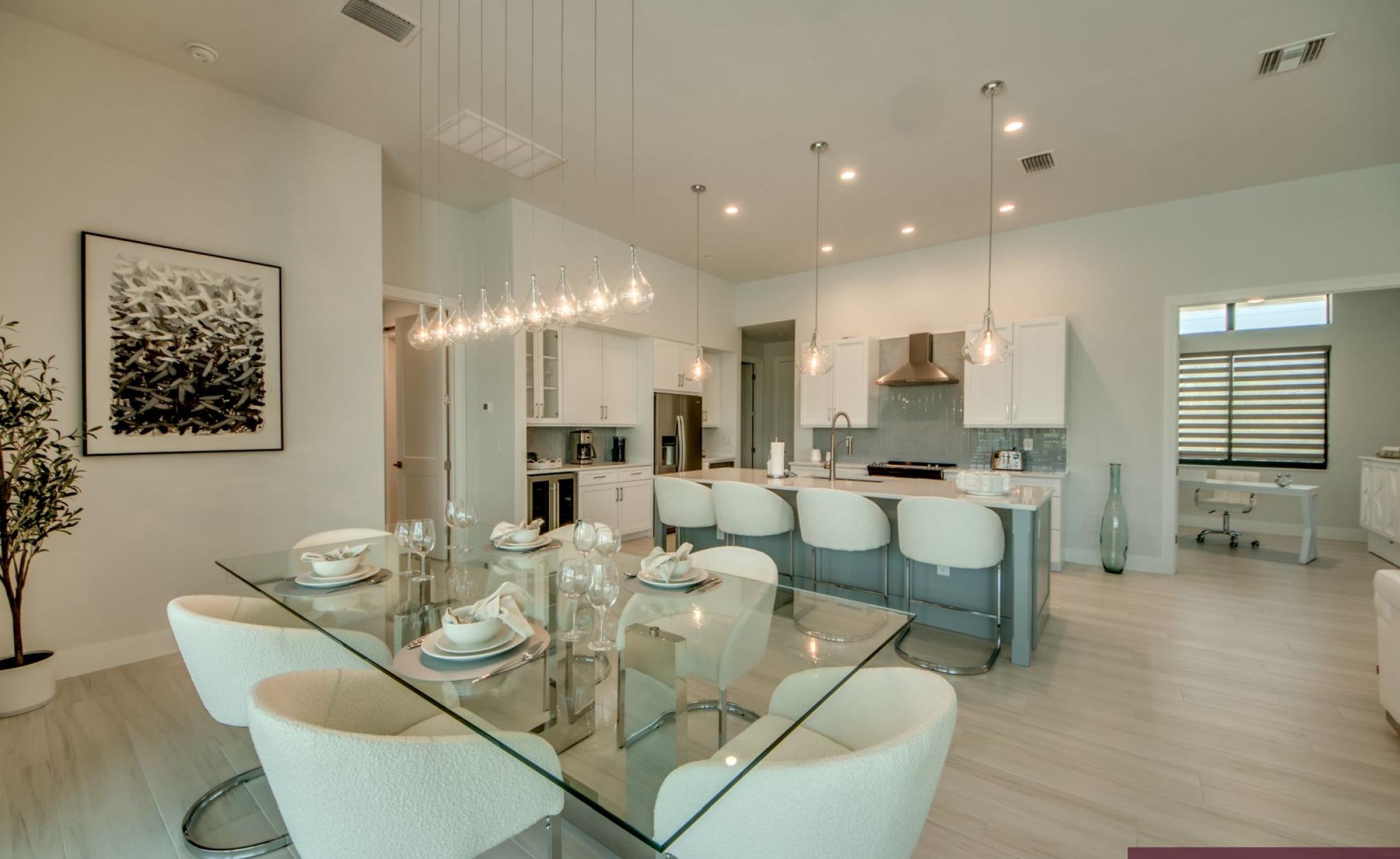 Beheizbarer Pool und Spa auf der Terrasse mit Blick auf den Kanal und Bootsdock.