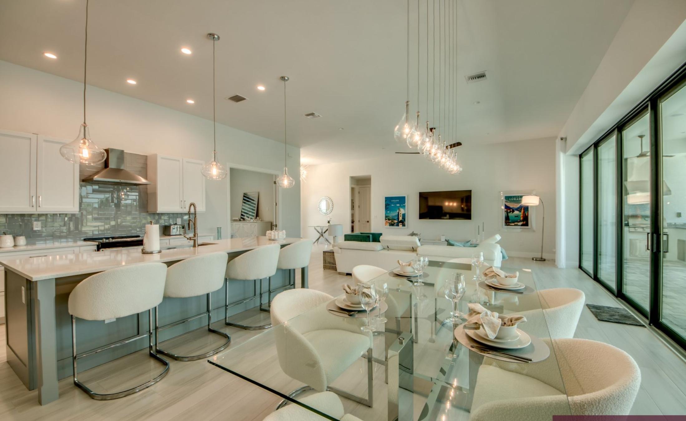 Außenbereich mit beheiztem Pool und Spa am Kanal mit Bootsdock und Bootslift.