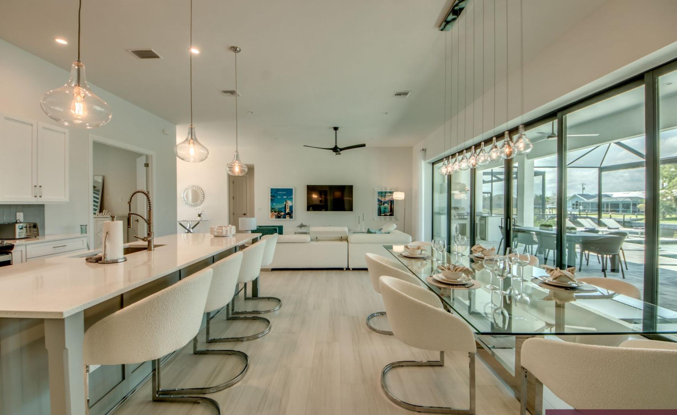 Elektrisch beheizbarer Pool und Spa im Außenbereich am Kanal.