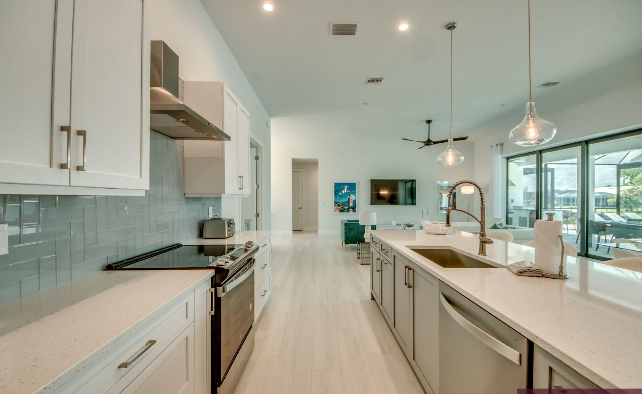 Südseitiger Pool- und Spa-Bereich am Kanal mit Bootsdock und Bootslift.