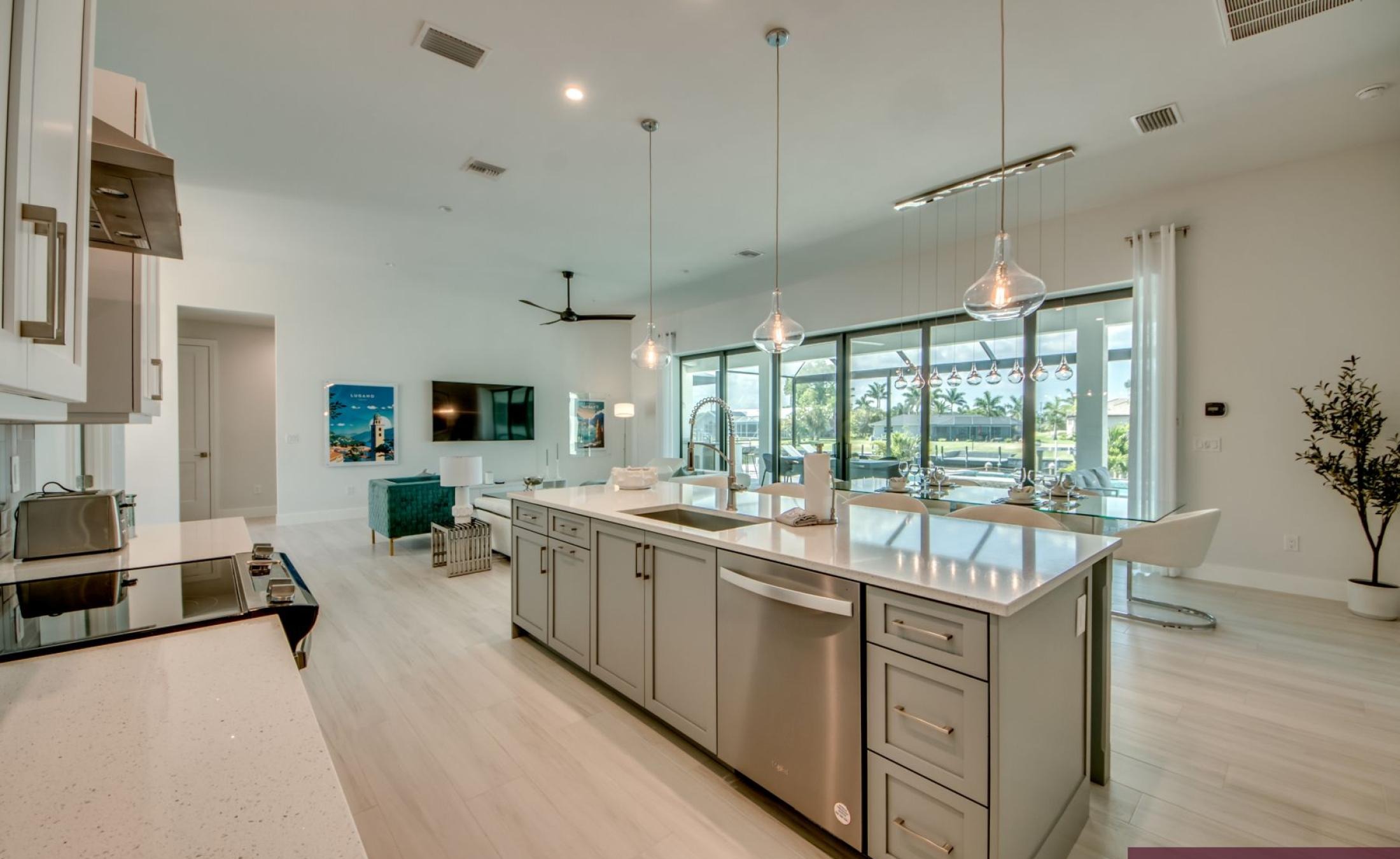 Beheizter Pool und Spa auf der Terrasse am Kanal mit Bootsdock und Bootslift.