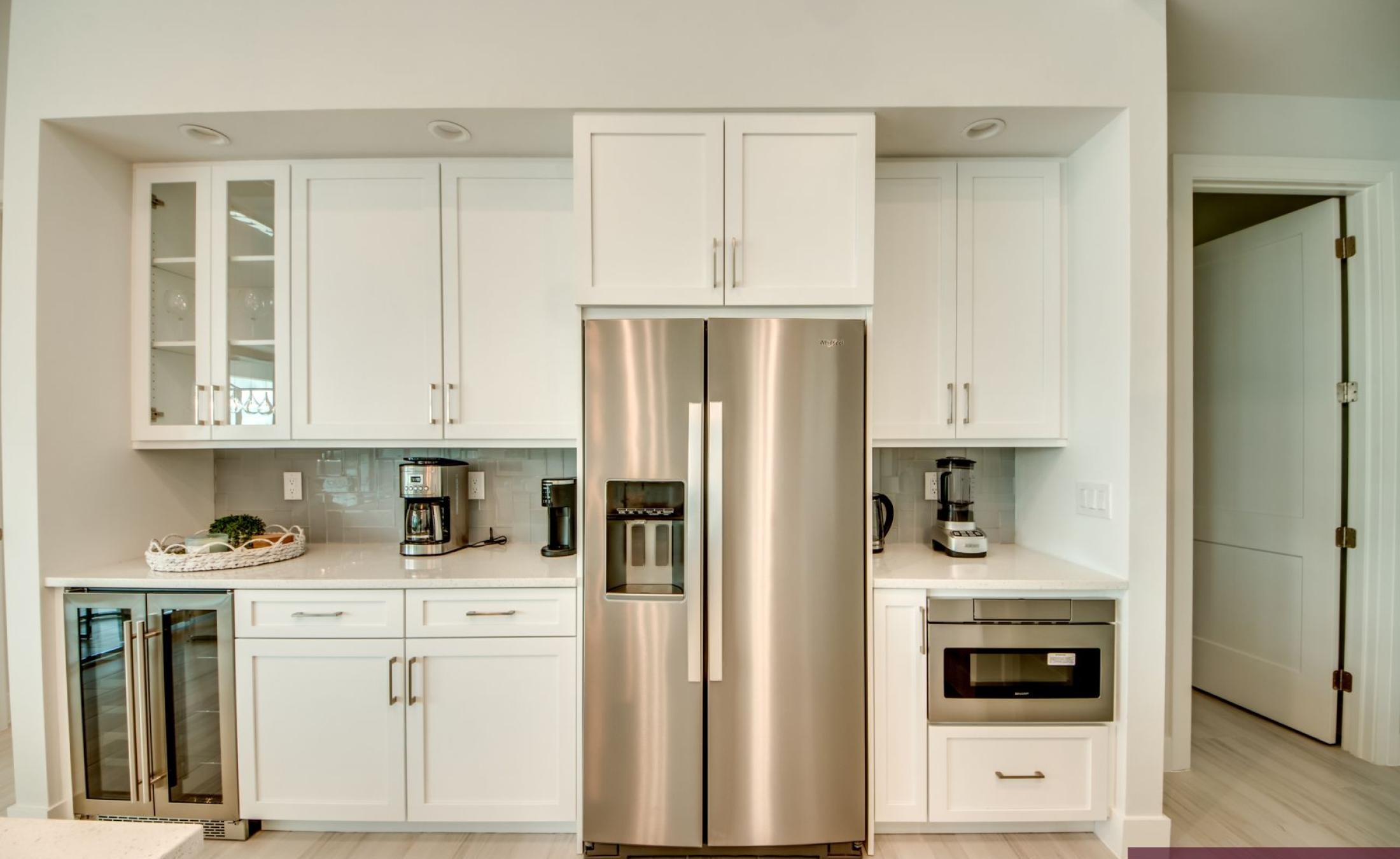 Beheizbarer Pool und Spa auf der sonnigen Terrasse am Kanal mit Bootsdock und Bootslift.