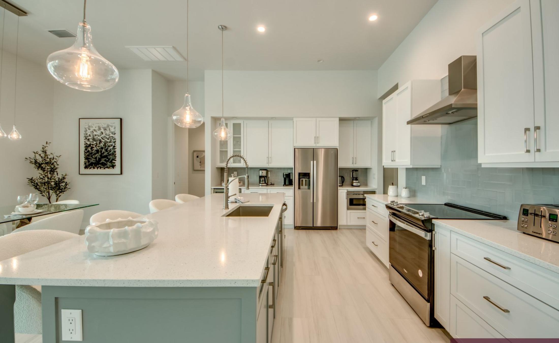 Beheizbarer Pool und Spa mit Blick auf den Kanal und Bootsdock.