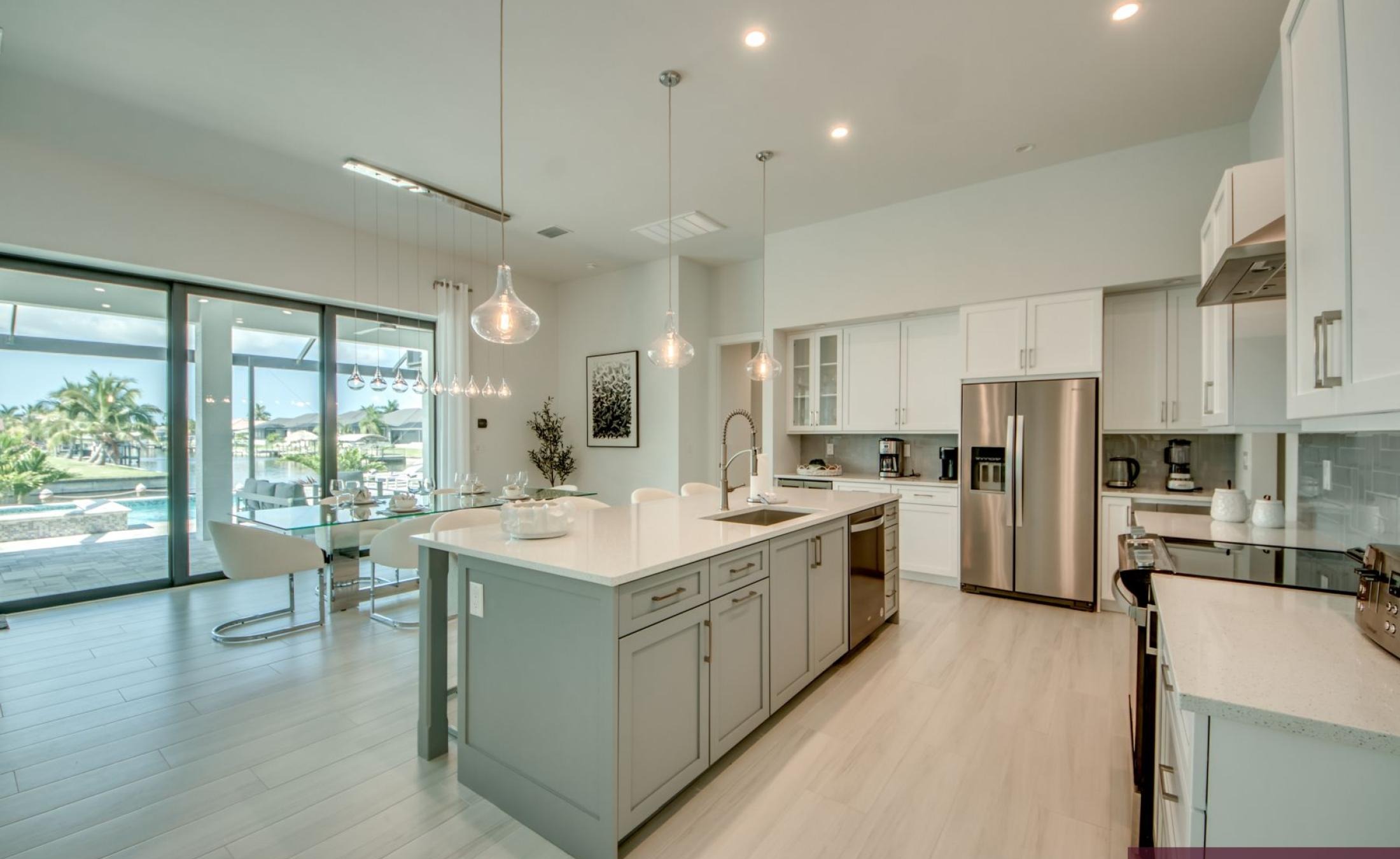 Beheizbarer Pool und Spa im Außenbereich am Kanal mit Bootsdock und Bootslift.