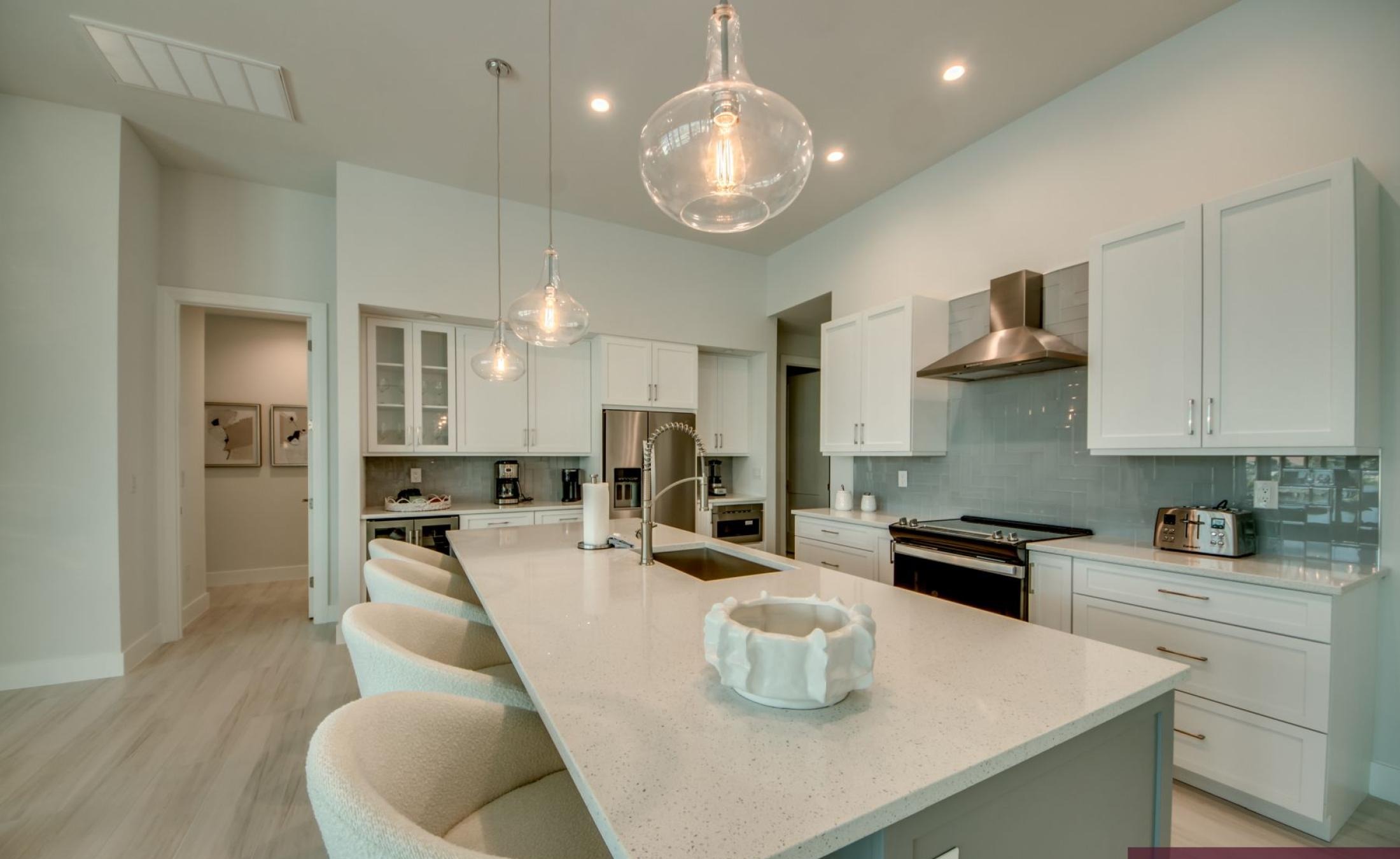 Beheizbarer Pool und Spa am Kanal mit Bootsdock und Bootslift.