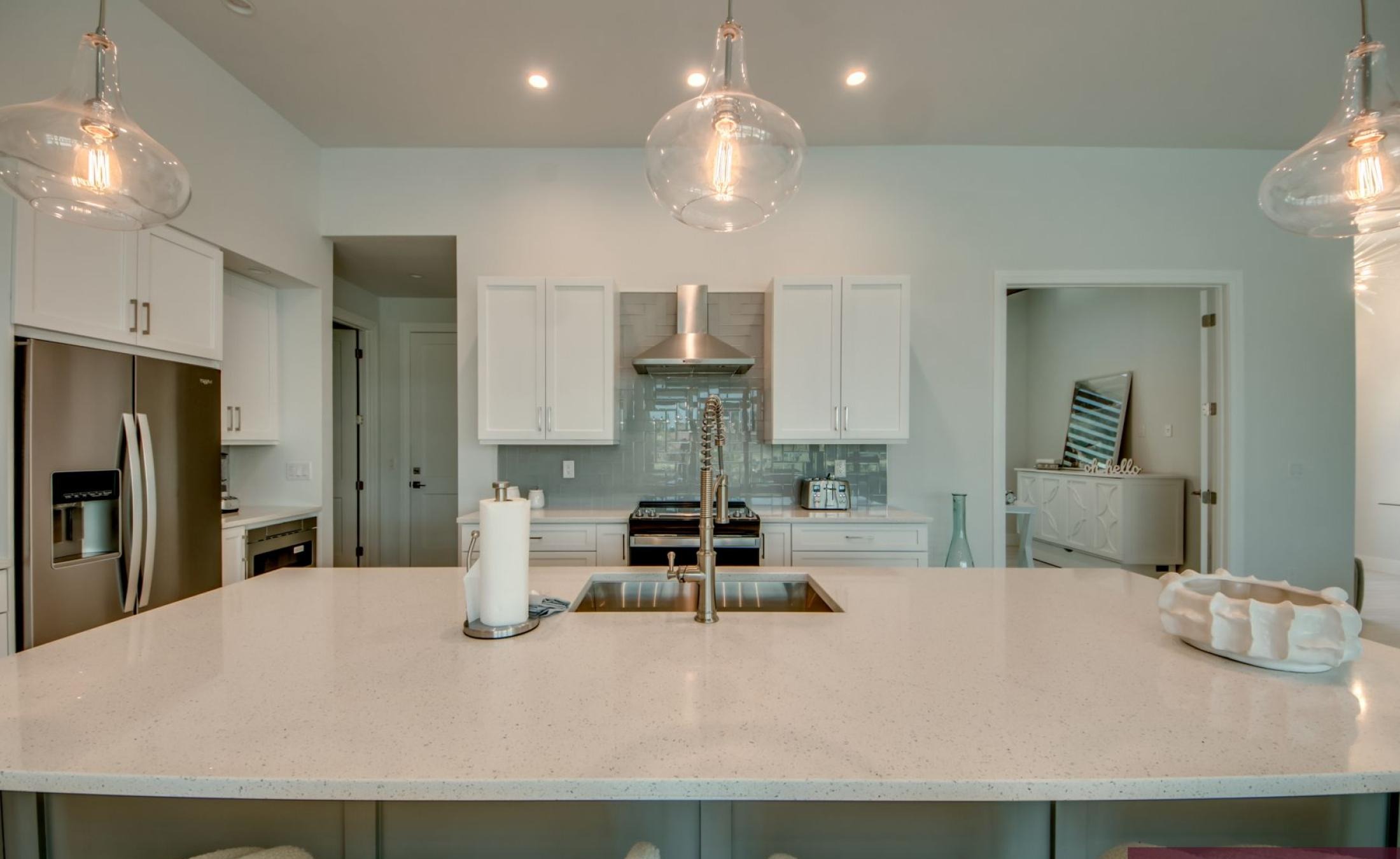 Südseitiger Poolbereich am Kanal mit Bootsdock, Bootslift und Spa.