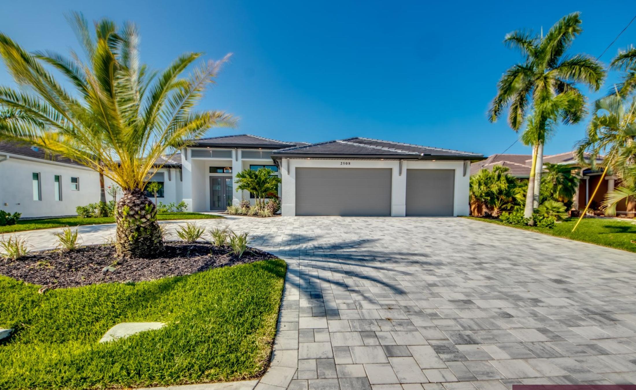 Beheizbarer Pool und Spa auf der Terrasse am Kanal mit Bootsdock und Bootslift.
