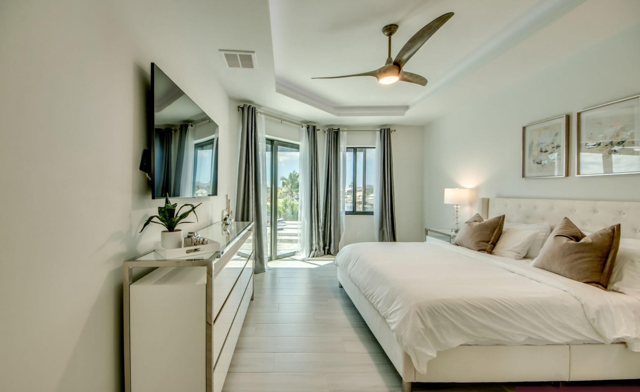 Beheizter Pool und Spa auf der Terrasse am Kanal mit Bootsdock und Bootslift.