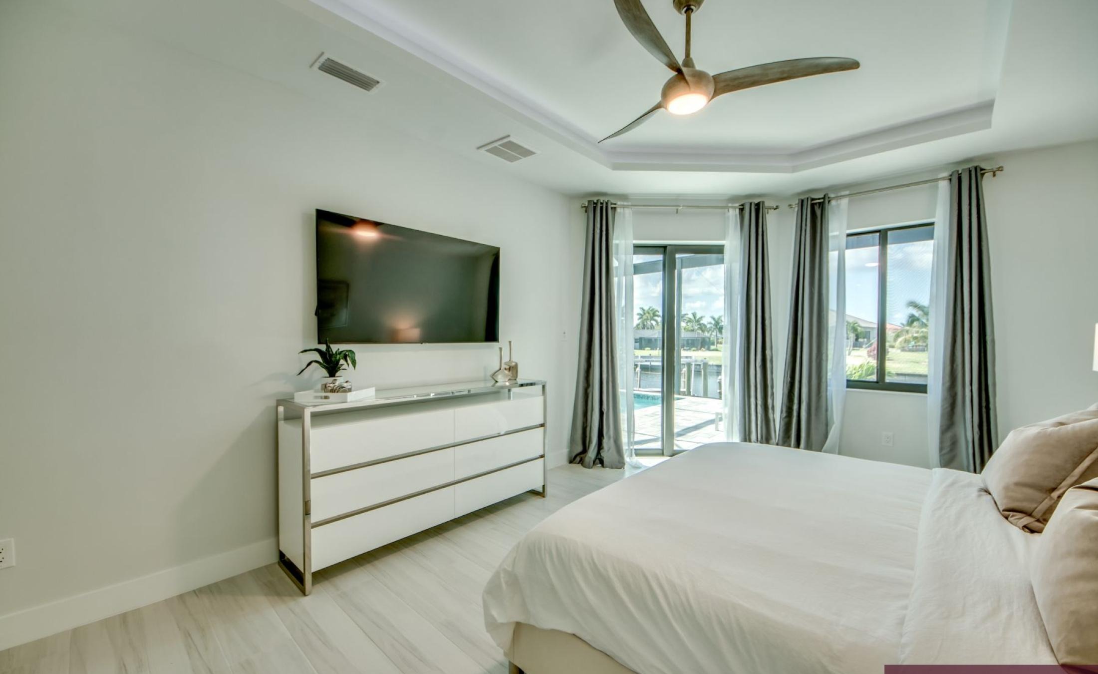 Elektrisch beheizbarer Pool und Spa im Außenbereich am Kanal.