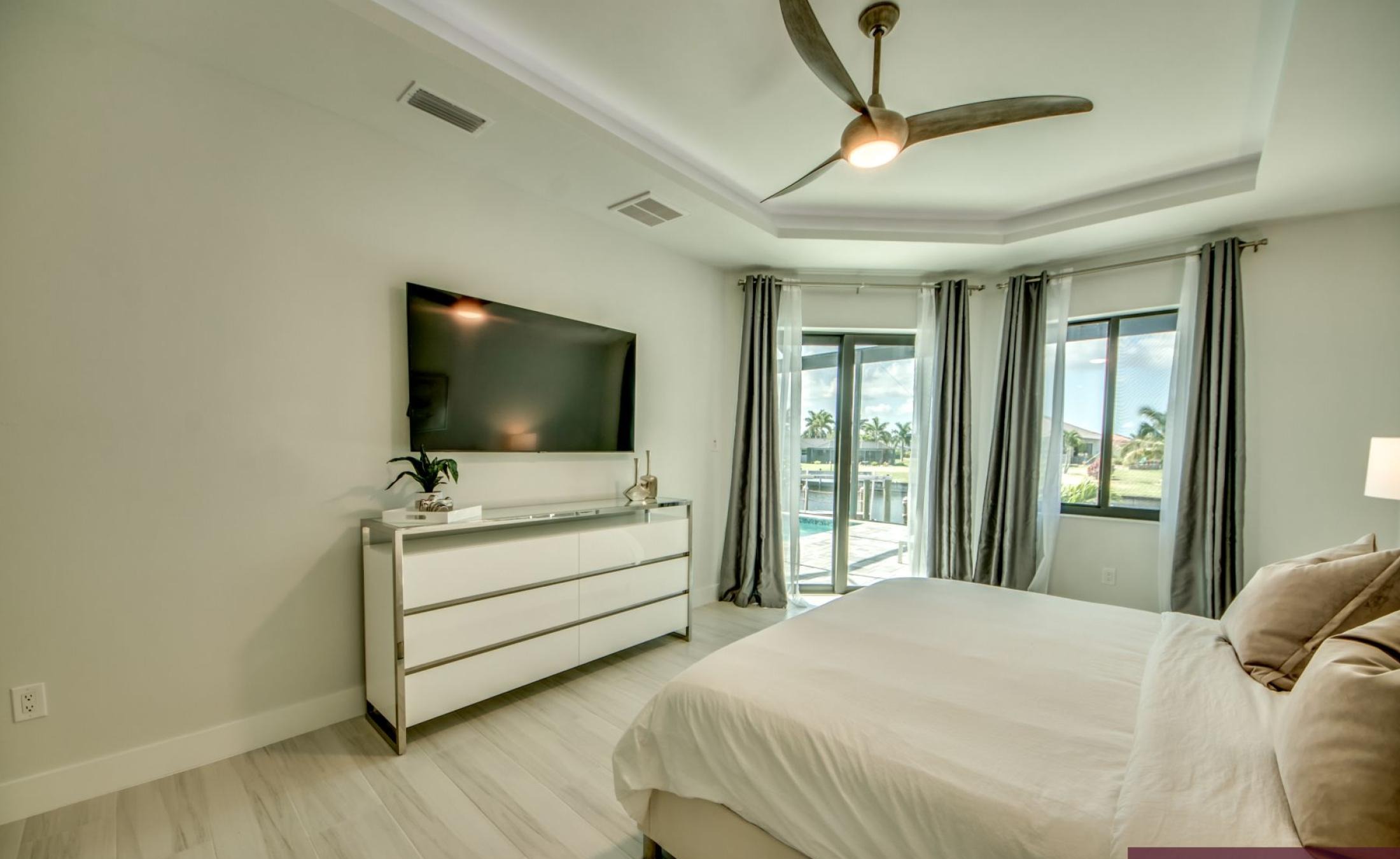 Südseitiger Pool- und Spa-Bereich am Kanal mit Bootsdock und Bootslift.