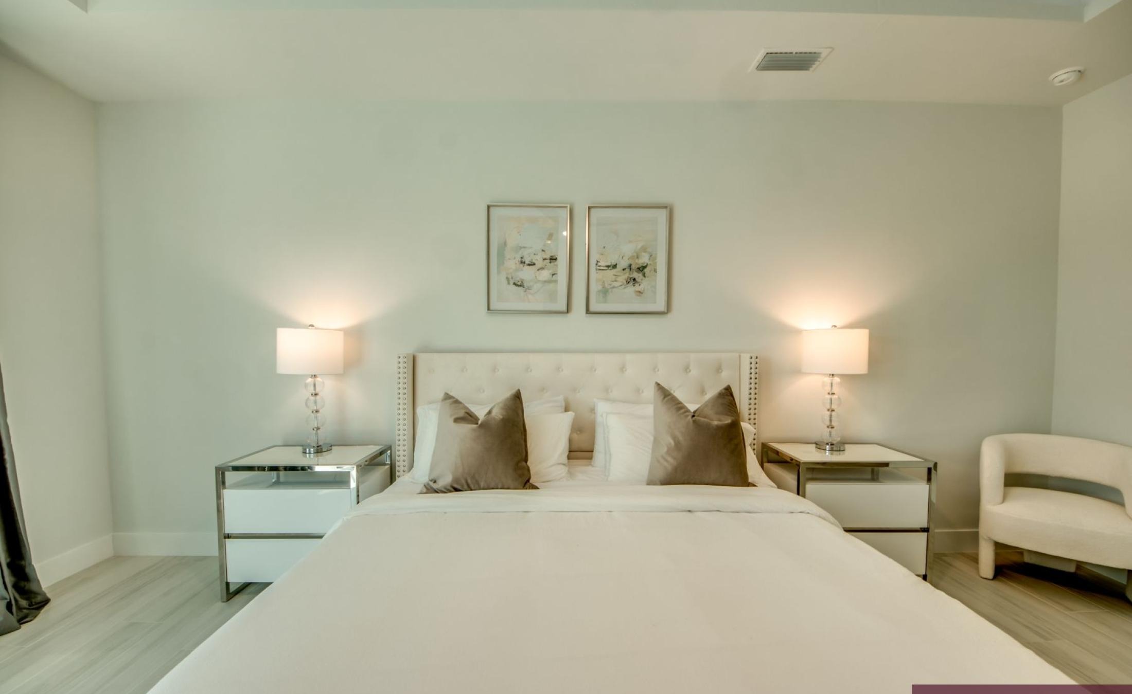 Bootslift am Kanal neben dem Bootsdock.