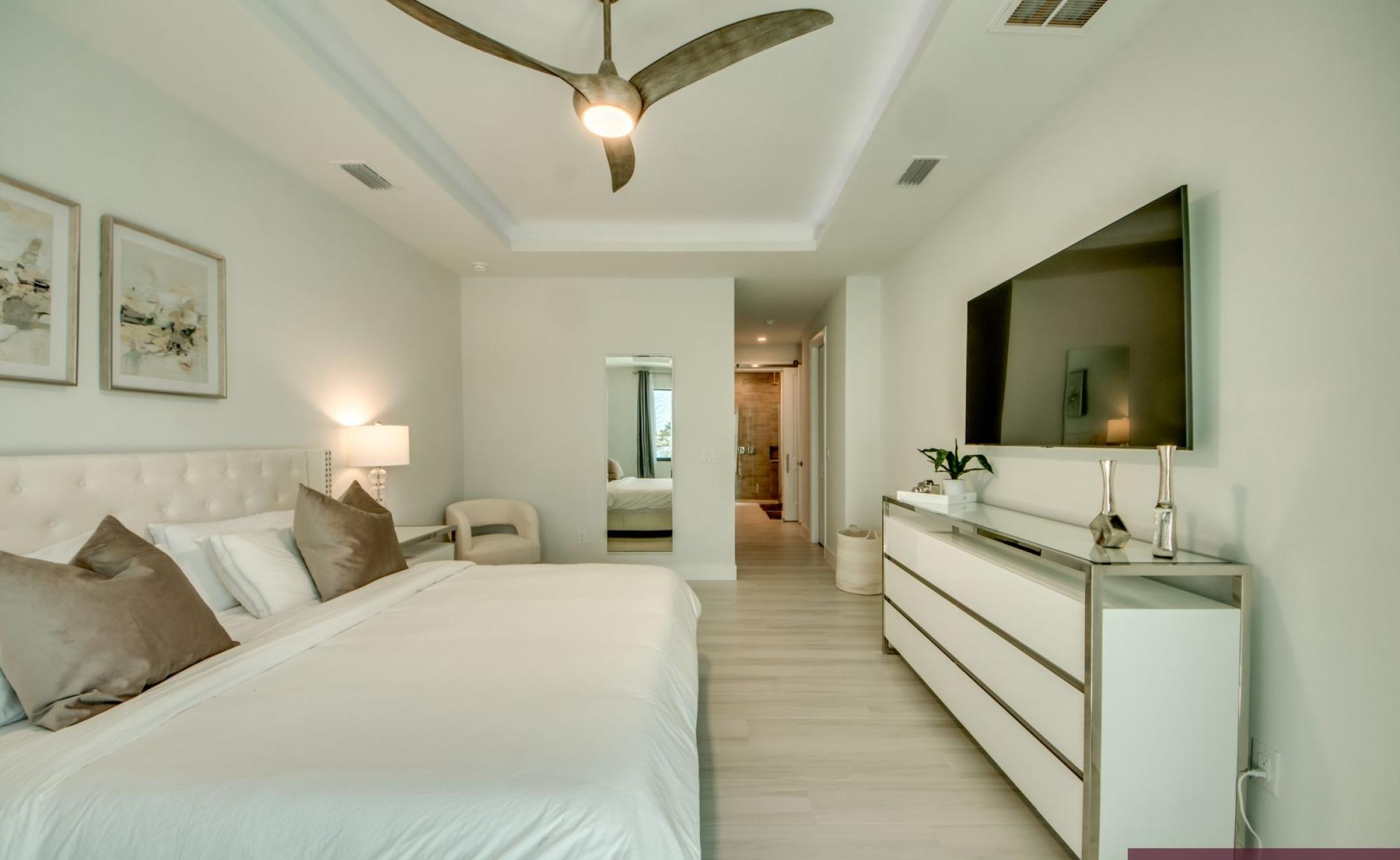 Außenbereich mit beheizbarem Pool und Spa am Kanal mit Bootsdock und Bootslift.