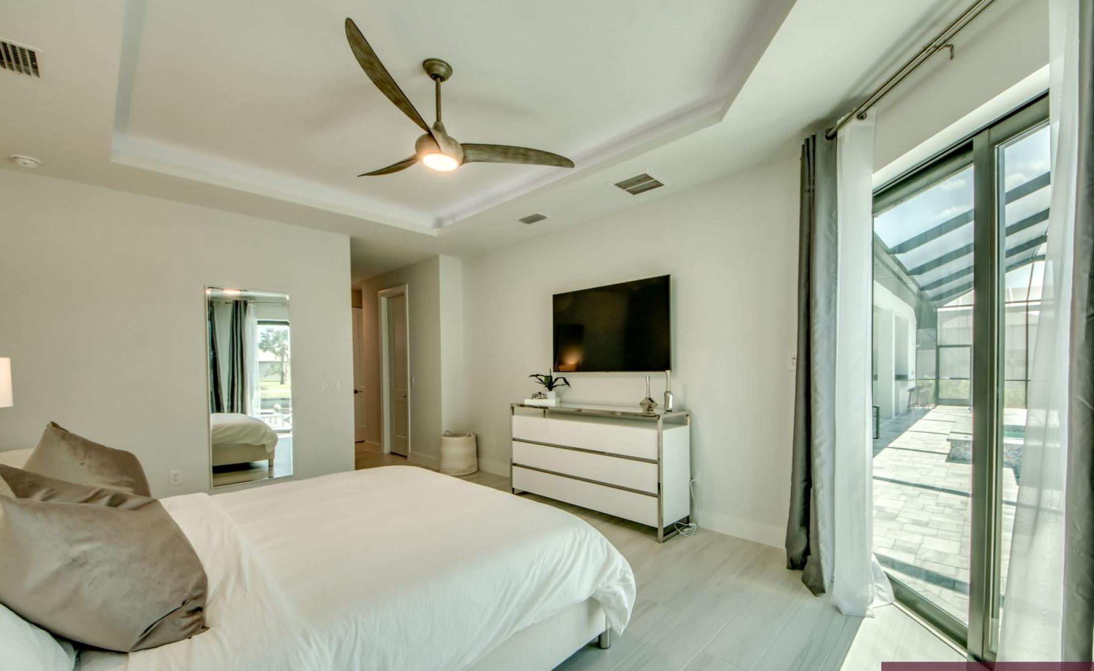 Sonniger Pool- und Spa-Bereich am Kanal mit Bootsdock und Bootslift.