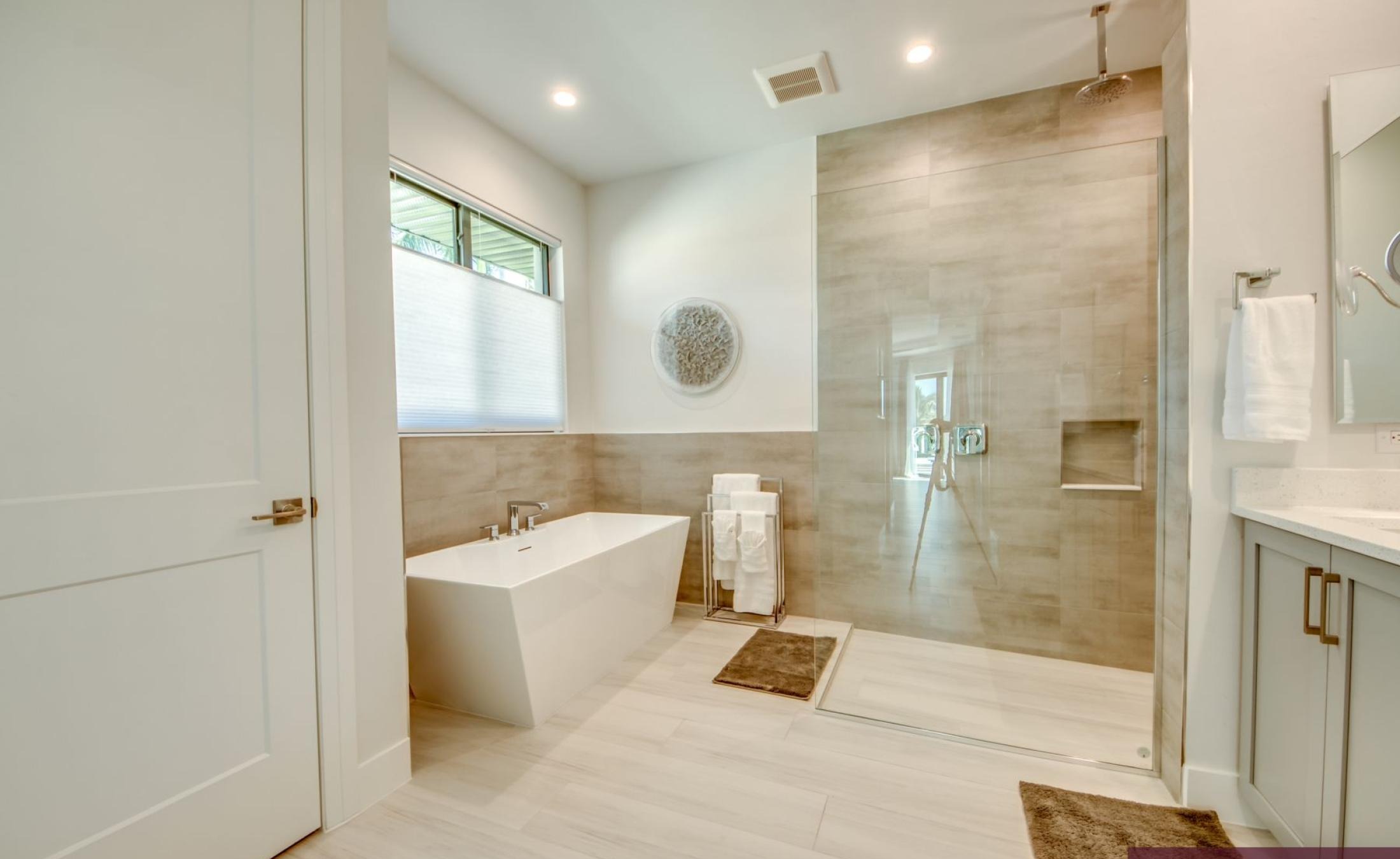 Beheizbarer Pool und Spa im Außenbereich am Kanal mit Bootsdock und Bootslift.