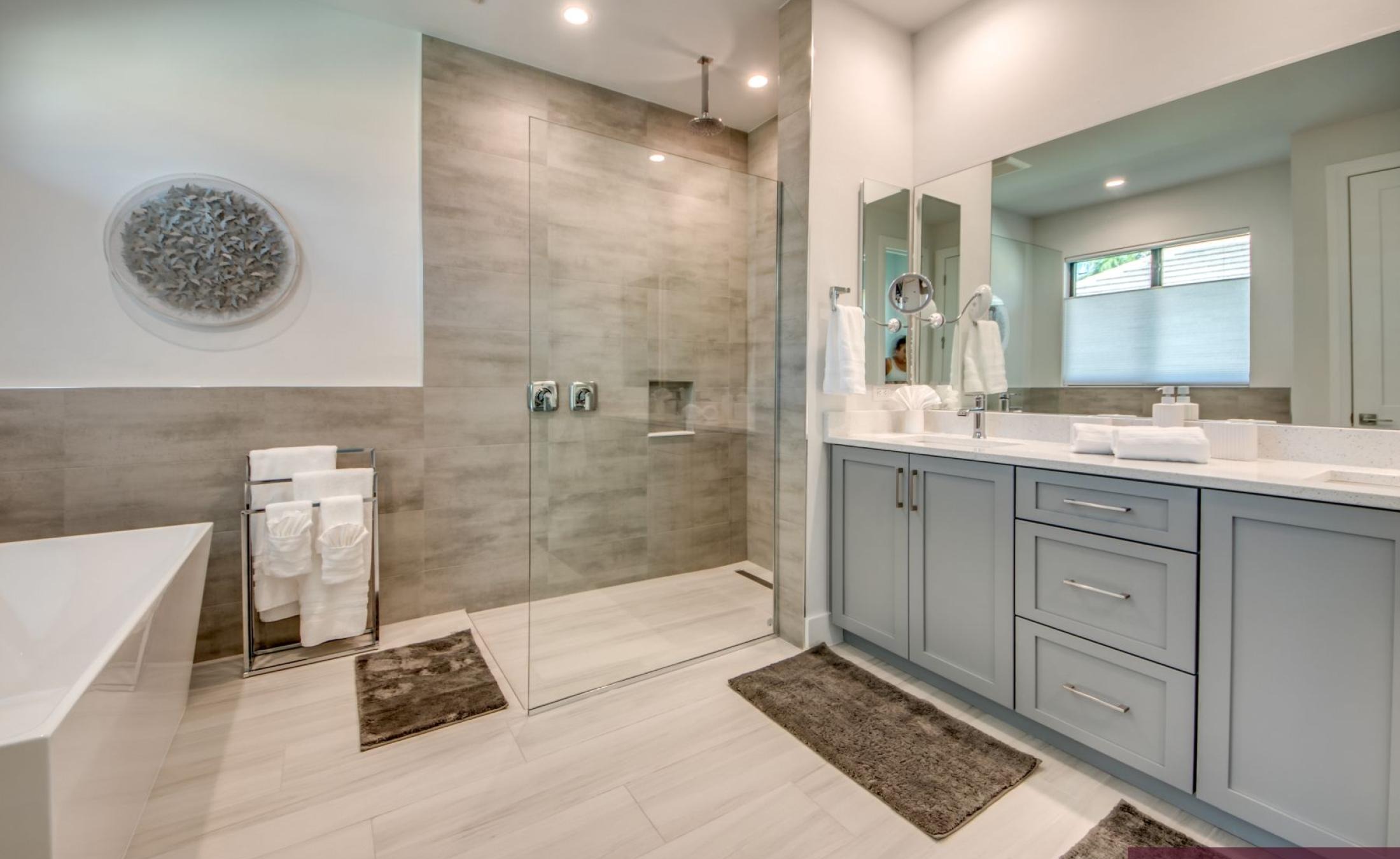 Beheizbarer Pool und Spa auf der Terrasse am Kanal mit Bootsdock.